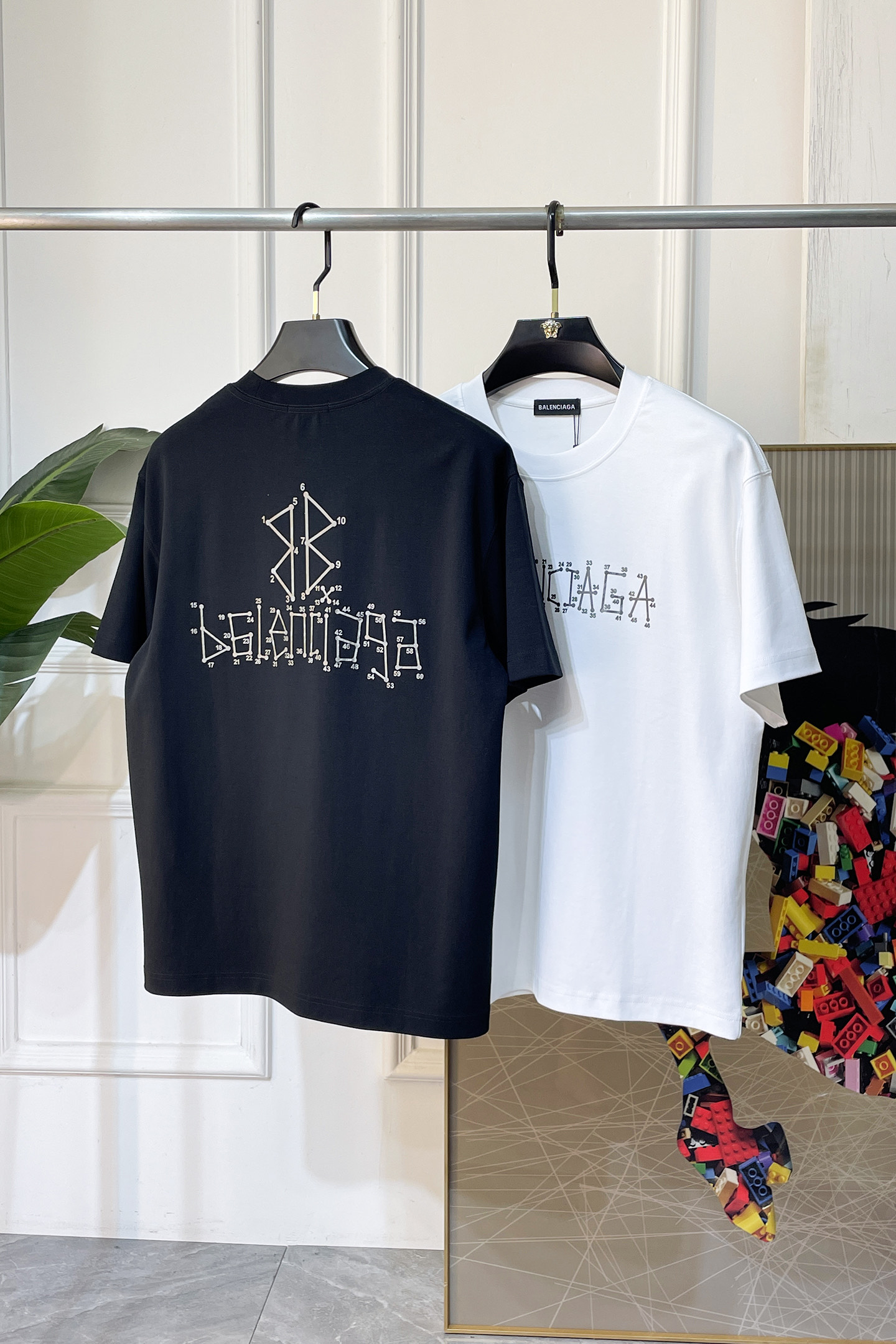 NO:846201,Balenciaga - 2026 spring and summer new short-sleeved T-shirts for men and women, available at counters simultaneously!  Customized exclusive pure cotton fabric, letter logo pattern printing design on the chest!  Simple and elegant, easy to match and versatile, extremely high-grade, perfectly integrated into fashion and style, it is a top-notch fashionable style that is perfect for outer wear!  The whole thing gives people a natural feeling!  The ultimate classic versatile short-sleeved T-shirt, using the latest three-dimensional logo elements to highlight the texture!  The ultimate heavy work, the ultimate perfection!  Fans who pursue high quality should rush to buy it by themselves, and we sincerely invite all fans who know the goods to appreciate this model together!  !  Sizes S-3XL can fit up to 220 pounds!  ,,balenciaga,T-shirt,tees,t-shirt,19860909巴黎世家 -2026春夏新款男女同款短袖T恤,专柜同步发售！定制专属纯棉面料,胸前字母logo图案印花工艺设计！简约大方,从容百搭,档次极高,完美融入时尚还有风情感一款完美符合外穿的顶尖时髦气质款！整体给人浑然天成的感觉！极致经典的百搭型短袖T恤,采用最新的立体logo元素凸显质感！极致的重工极致的完美！追求高品质的粉丝们请自行抢购,诚邀所有识货的粉丝一同鉴赏此款！！尺码S-3XL 最大可穿220斤！,,balenciaga,T-shirt,tees，t-shirt,,Men's clothing
