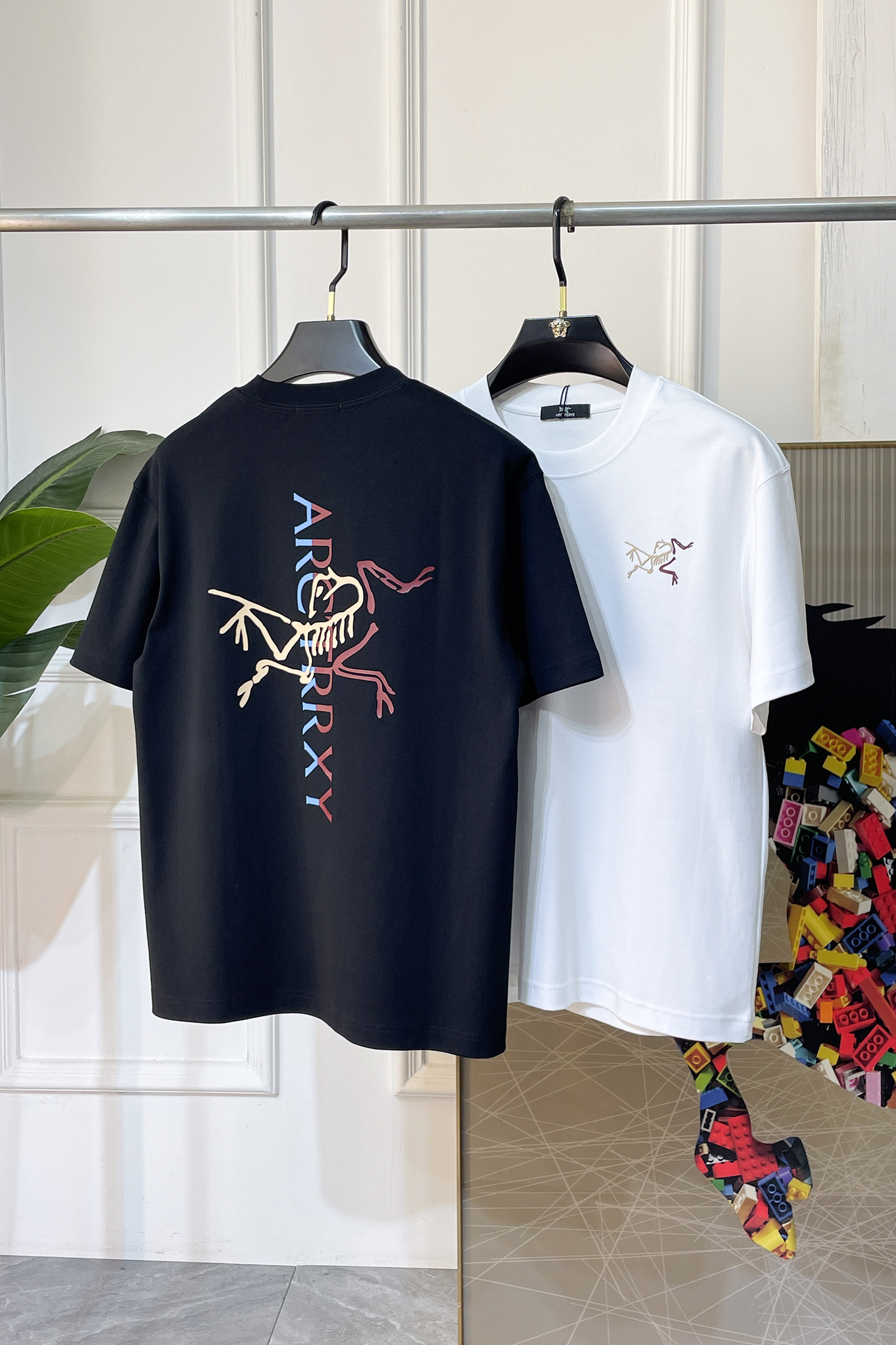 NO:840782,Zuniao - 2026 spring and summer new short-sleeved T-shirts for men and women, available at counters at the same time!  Customized exclusive pure cotton fabric, letter logo pattern printing design on the chest!  Simple and elegant, easy to match and versatile, extremely high-grade, perfectly integrated into fashion and style, it is a top-notch fashionable style that is perfect for outer wear!  The whole thing gives people a natural feeling!  The ultimate classic versatile short-sleeved T-shirt, using the latest three-dimensional logo elements to highlight the texture!  The ultimate heavy work, the ultimate perfection!  Fans who pursue high quality should rush to buy it by themselves, and we sincerely invite all fans who know the goods to appreciate this model together!  !  Sizes S-3XL can fit up to 220 pounds!  ,,T-shirt,tees,t-shirt,19860909史祖鸟 -2026春夏新款男女同款短袖T恤,专柜同步发售！定制专属纯棉面料,胸前字母logo图案印花工艺设计！简约大方,从容百搭,档次极高,完美融入时尚还有风情感一款完美符合外穿的顶尖时髦气质款！整体给人浑然天成的感觉！极致经典的百搭型短袖T恤,采用最新的立体logo元素凸显质感！极致的重工极致的完美！追求高品质的粉丝们请自行抢购,诚邀所有识货的粉丝一同鉴赏此款！！尺码S-3XL 最大可穿220斤！,,T-shirt,tees，t-shirt,,Men's clothing