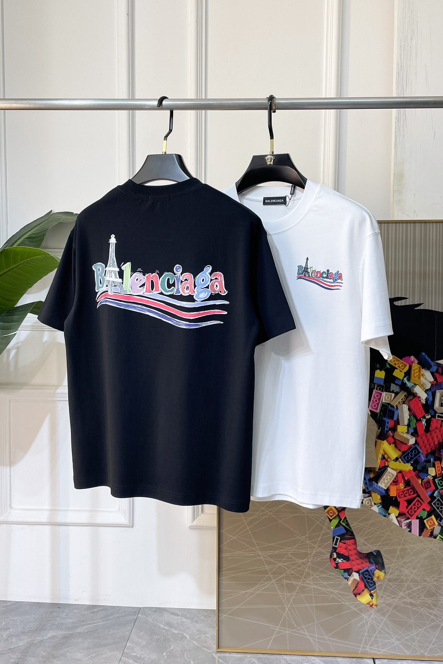 NO:840787,Balenciaga - 2026 spring and summer new short-sleeved T-shirts for men and women, available at counters simultaneously!  Customized exclusive pure cotton fabric, letter logo pattern printing design on the chest!  Simple and elegant, easy to match and versatile, extremely high-grade, perfectly integrated into fashion and style, it is a top-notch fashionable style that is perfect for outer wear!  The whole thing gives people a natural feeling!  The ultimate classic versatile short-sleeved T-shirt, using the latest three-dimensional logo elements to highlight the texture!  The ultimate heavy work, the ultimate perfection!  Fans who pursue high quality should rush to buy it by themselves, and we sincerely invite all fans who know the goods to appreciate this model together!  !  Sizes S-3XL can fit up to 220 pounds!  ,,balenciaga,T-shirt,tees,t-shirt,19860909巴黎世家 -2026春夏新款男女同款短袖T恤,专柜同步发售！定制专属纯棉面料,胸前字母logo图案印花工艺设计！简约大方,从容百搭,档次极高,完美融入时尚还有风情感一款完美符合外穿的顶尖时髦气质款！整体给人浑然天成的感觉！极致经典的百搭型短袖T恤,采用最新的立体logo元素凸显质感！极致的重工极致的完美！追求高品质的粉丝们请自行抢购,诚邀所有识货的粉丝一同鉴赏此款！！尺码S-3XL 最大可穿220斤！,,balenciaga,T-shirt,tees，t-shirt,,Men's clothing