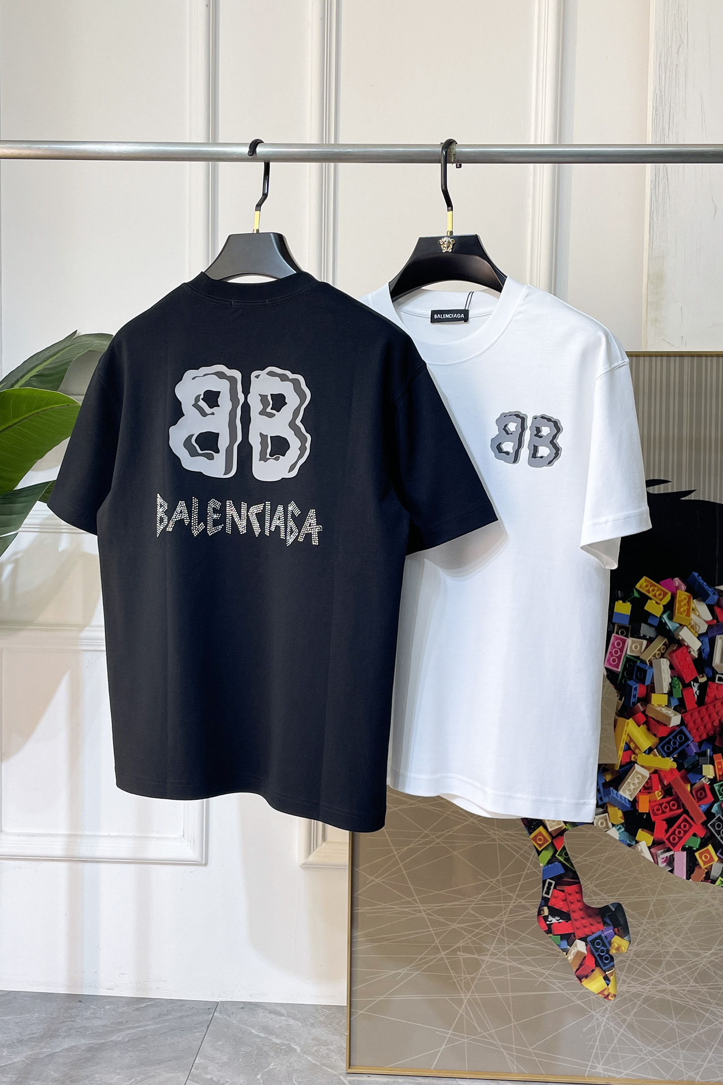 NO:846128,Balenciaga - 2026 spring and summer new short-sleeved T-shirts for men and women, available at counters simultaneously!  Customized exclusive pure cotton fabric, letter logo pattern printing design on the chest!  Simple and elegant, easy to match and versatile, extremely high-grade, perfectly integrated into fashion and style, it is a top-notch fashionable style that is perfect for outer wear!  The whole thing gives people a natural feeling!  The ultimate classic versatile short-sleeved T-shirt, using the latest three-dimensional logo elements to highlight the texture!  The ultimate heavy work, the ultimate perfection!  Fans who pursue high quality should rush to buy it by themselves, and we sincerely invite all fans who know the goods to appreciate this model together!  !  Sizes S-3XL can fit up to 220 pounds!  ,,balenciaga,T-shirt,tees,t-shirt,19860909巴黎世家 -2026春夏新款男女同款短袖T恤,专柜同步发售！定制专属纯棉面料,胸前字母logo图案印花工艺设计！简约大方,从容百搭,档次极高,完美融入时尚还有风情感一款完美符合外穿的顶尖时髦气质款！整体给人浑然天成的感觉！极致经典的百搭型短袖T恤,采用最新的立体logo元素凸显质感！极致的重工极致的完美！追求高品质的粉丝们请自行抢购,诚邀所有识货的粉丝一同鉴赏此款！！尺码S-3XL 最大可穿220斤！,,balenciaga,T-shirt,tees，t-shirt,,Men's clothing