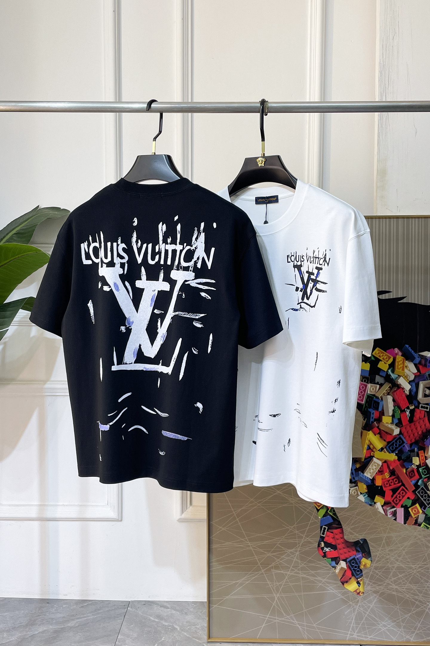 NO:846134,LV - 2026 new spring and summer short-sleeved T-shirts for men and women, available at counters simultaneously!  Customized exclusive pure cotton fabric, letter logo pattern printing design on the chest!  Simple and elegant, easy to match and versatile, extremely high-grade, perfectly integrated into fashion and style, it is a top-notch fashionable style that is perfect for outer wear!  The whole thing gives people a natural feeling!  The ultimate classic versatile short-sleeved T-shirt, using the latest three-dimensional logo elements to highlight the texture!  The ultimate heavy work, the ultimate perfection!  Fans who pursue high quality should rush to buy it by themselves, and we sincerely invite all fans who know the goods to appreciate this model together!  !  Sizes S-3XL can fit up to 220 pounds!  ,,louis vuitton,T-shirt,tees,t-shirt,19860909LV -2026春夏新款男女同款短袖T恤,专柜同步发售！定制专属纯棉面料,胸前字母logo图案印花工艺设计！简约大方,从容百搭,档次极高,完美融入时尚还有风情感一款完美符合外穿的顶尖时髦气质款！整体给人浑然天成的感觉！极致经典的百搭型短袖T恤,采用最新的立体logo元素凸显质感！极致的重工极致的完美！追求高品质的粉丝们请自行抢购,诚邀所有识货的粉丝一同鉴赏此款！！尺码S-3XL 最大可穿220斤！,,louis vuitton,T-shirt,tees，t-shirt,,Men's clothing
