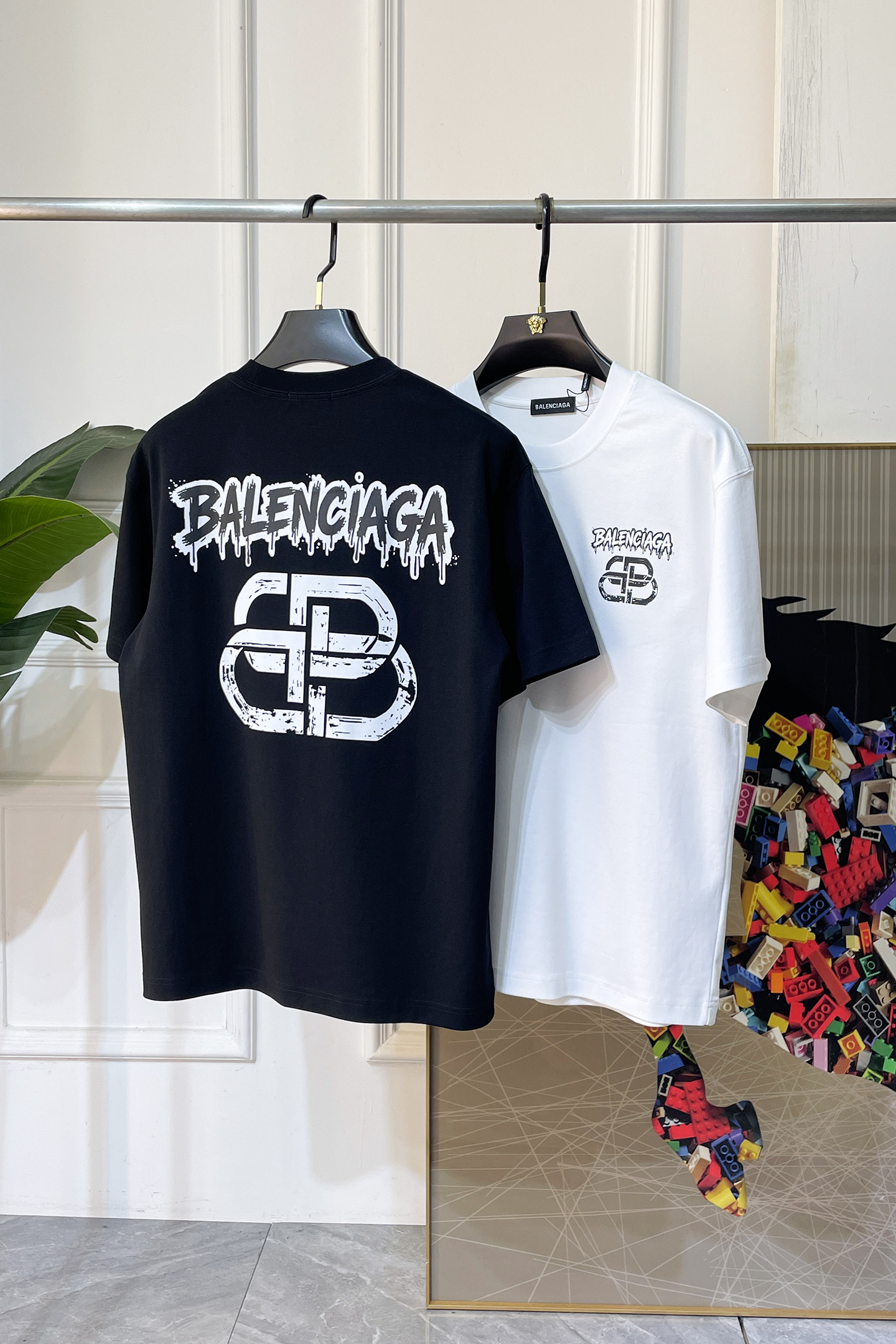 NO:846140,Balenciaga - 2026 spring and summer new short-sleeved T-shirts for men and women, available at counters simultaneously!  Customized exclusive pure cotton fabric, letter logo pattern printing design on the chest!  Simple and elegant, easy to match and versatile, extremely high-grade, perfectly integrated into fashion and style, it is a top-notch fashionable style that is perfect for outer wear!  The whole thing gives people a natural feeling!  The ultimate classic versatile short-sleeved T-shirt, using the latest three-dimensional logo elements to highlight the texture!  The ultimate heavy work, the ultimate perfection!  Fans who pursue high quality should rush to buy it by themselves, and we sincerely invite all fans who know the goods to appreciate this model together!  !  Sizes S-3XL can fit up to 220 pounds!  ,,balenciaga,T-shirt,tees,t-shirt,19860909巴黎世家 -2026春夏新款男女同款短袖T恤,专柜同步发售！定制专属纯棉面料,胸前字母logo图案印花工艺设计！简约大方,从容百搭,档次极高,完美融入时尚还有风情感一款完美符合外穿的顶尖时髦气质款！整体给人浑然天成的感觉！极致经典的百搭型短袖T恤,采用最新的立体logo元素凸显质感！极致的重工极致的完美！追求高品质的粉丝们请自行抢购,诚邀所有识货的粉丝一同鉴赏此款！！尺码S-3XL 最大可穿220斤！,,balenciaga,T-shirt,tees，t-shirt,,Men's clothing