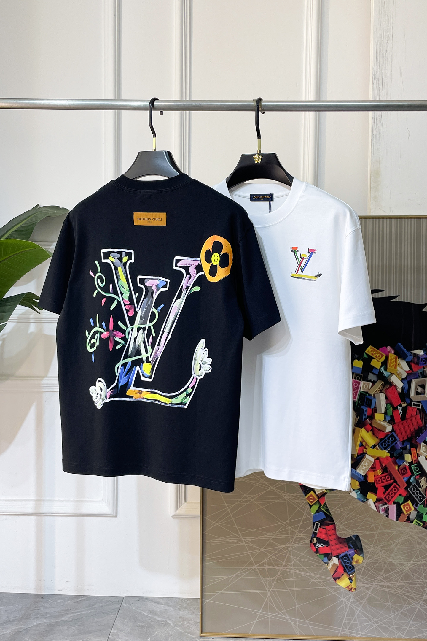 NO:840792,LV - 2026 new spring and summer short-sleeved T-shirts for men and women, available at counters simultaneously!  Customized exclusive pure cotton fabric, letter logo pattern printing design on the chest!  Simple and elegant, easy to match and versatile, extremely high-grade, perfectly integrated into fashion and style, it is a top-notch fashionable style that is perfect for outer wear!  The whole thing gives people a natural feeling!  The ultimate classic versatile short-sleeved T-shirt, using the latest three-dimensional logo elements to highlight the texture!  The ultimate heavy work, the ultimate perfection!  Fans who pursue high quality should rush to buy it by themselves, and we sincerely invite all fans who know the goods to appreciate this model together!  !  Sizes S-3XL can fit up to 220 pounds!  ,,louis vuitton,T-shirt,tees,t-shirt,19860909LV -2026春夏新款男女同款短袖T恤,专柜同步发售！定制专属纯棉面料,胸前字母logo图案印花工艺设计！简约大方,从容百搭,档次极高,完美融入时尚还有风情感一款完美符合外穿的顶尖时髦气质款！整体给人浑然天成的感觉！极致经典的百搭型短袖T恤,采用最新的立体logo元素凸显质感！极致的重工极致的完美！追求高品质的粉丝们请自行抢购,诚邀所有识货的粉丝一同鉴赏此款！！尺码S-3XL 最大可穿220斤！,,louis vuitton,T-shirt,tees，t-shirt,,Men's clothing