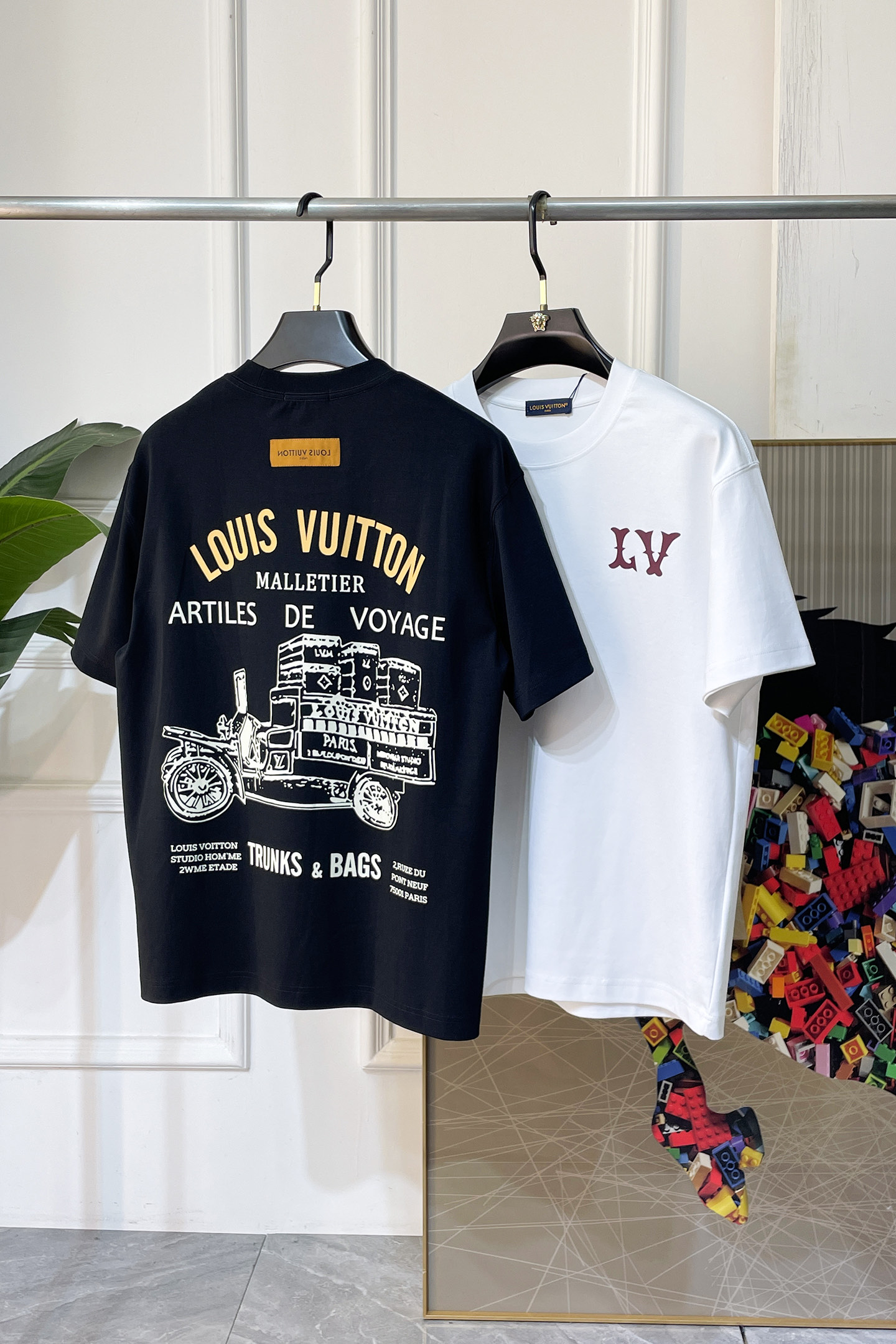 NO:846145,LV - 2026 new spring and summer short-sleeved T-shirts for men and women, available at counters simultaneously!  Customized exclusive pure cotton fabric, letter logo pattern printing design on the chest!  Simple and elegant, easy to match and versatile, extremely high-grade, perfectly integrated into fashion and style, it is a top-notch fashionable style that is perfect for outer wear!  The whole thing gives people a natural feeling!  The ultimate classic versatile short-sleeved T-shirt, using the latest three-dimensional logo elements to highlight the texture!  The ultimate heavy work, the ultimate perfection!  Fans who pursue high quality should rush to buy it by themselves, and we sincerely invite all fans who know the goods to appreciate this model together!  !  Sizes S-3XL can fit up to 220 pounds!  ,,louis vuitton,T-shirt,tees,t-shirt,19860909LV -2026春夏新款男女同款短袖T恤,专柜同步发售！定制专属纯棉面料,胸前字母logo图案印花工艺设计！简约大方,从容百搭,档次极高,完美融入时尚还有风情感一款完美符合外穿的顶尖时髦气质款！整体给人浑然天成的感觉！极致经典的百搭型短袖T恤,采用最新的立体logo元素凸显质感！极致的重工极致的完美！追求高品质的粉丝们请自行抢购,诚邀所有识货的粉丝一同鉴赏此款！！尺码S-3XL 最大可穿220斤！,,louis vuitton,T-shirt,tees，t-shirt,,Men's clothing