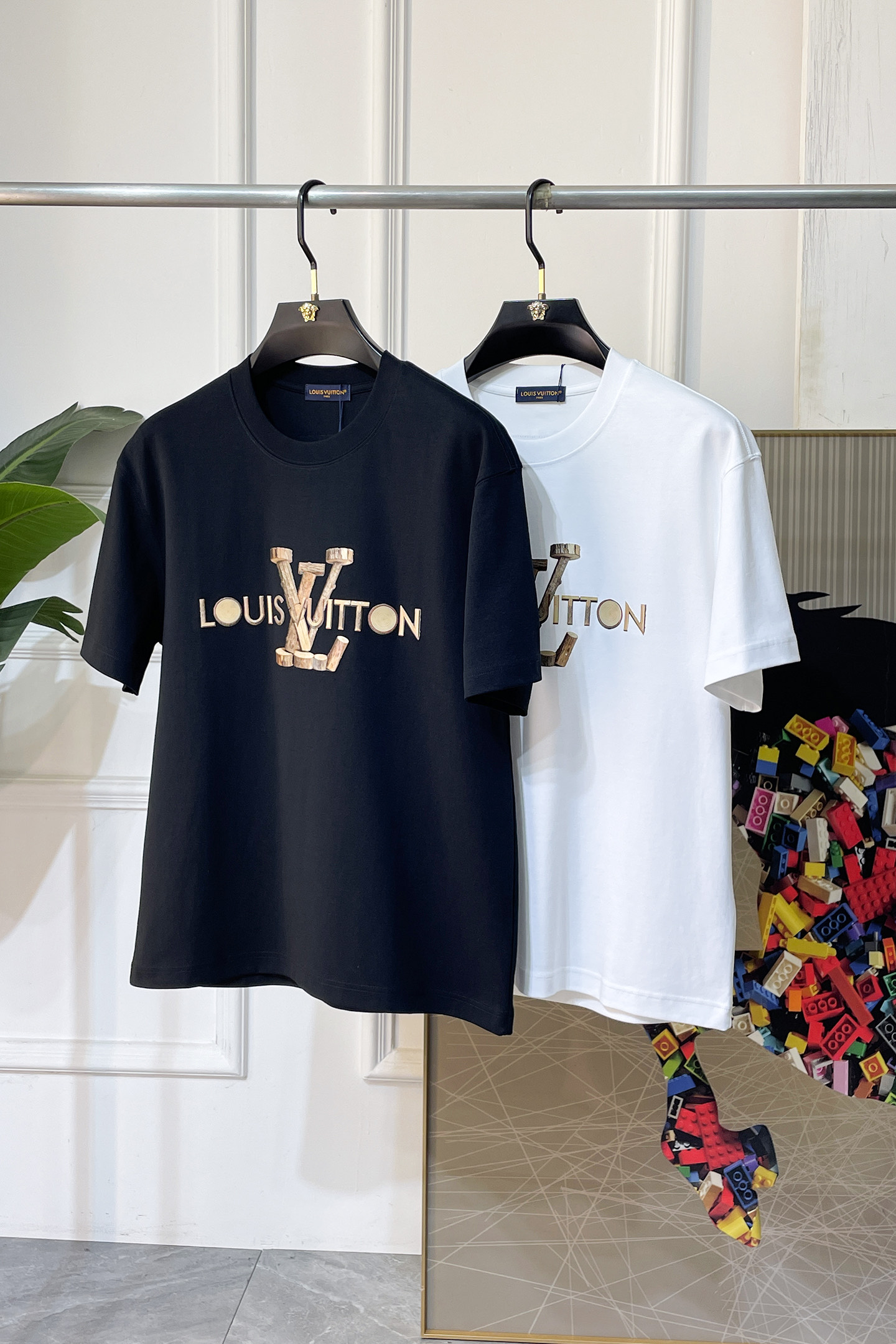 NO:846205,LV - 2026 new spring and summer short-sleeved T-shirts for men and women, available at counters simultaneously!  Customized exclusive pure cotton fabric, letter logo pattern printing design on the chest!  Simple and elegant, easy to match and versatile, extremely high-grade, perfectly integrated into fashion and style, it is a top-notch fashionable style that is perfect for outer wear!  The whole thing gives people a natural feeling!  The ultimate classic versatile short-sleeved T-shirt, using the latest three-dimensional logo elements to highlight the texture!  The ultimate heavy work, the ultimate perfection!  Fans who pursue high quality should rush to buy it by themselves, and we sincerely invite all fans who know the goods to appreciate this model together!  !  Sizes S-3XL can fit up to 220 pounds!  ,,louis vuitton,T-shirt,tees,t-shirt,19860909LV -2026春夏新款男女同款短袖T恤,专柜同步发售！定制专属纯棉面料,胸前字母logo图案印花工艺设计！简约大方,从容百搭,档次极高,完美融入时尚还有风情感一款完美符合外穿的顶尖时髦气质款！整体给人浑然天成的感觉！极致经典的百搭型短袖T恤,采用最新的立体logo元素凸显质感！极致的重工极致的完美！追求高品质的粉丝们请自行抢购,诚邀所有识货的粉丝一同鉴赏此款！！尺码S-3XL 最大可穿220斤！,,louis vuitton,T-shirt,tees，t-shirt,,Men's clothing