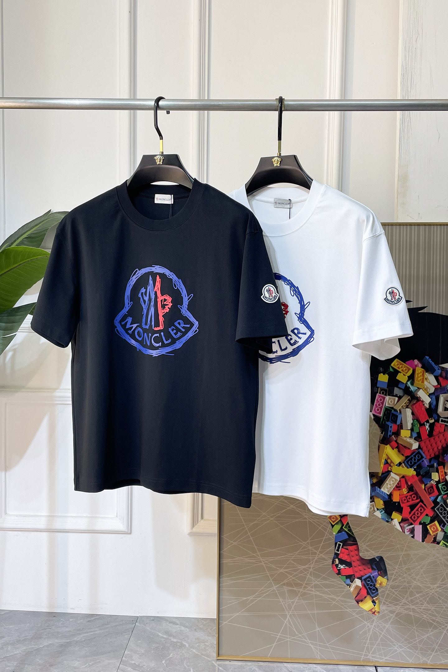 NO:846151,Mouth Mouth - 2026 new spring and summer short-sleeved T-shirts for men and women, available at counters at the same time!  Customized exclusive pure cotton fabric, letter logo pattern printing design on the chest!  Simple and elegant, easy to match and versatile, extremely high-grade, perfectly integrated into fashion and style, it is a top-notch fashionable style that is perfect for outer wear!  The whole thing gives people a natural feeling!  The ultimate classic versatile short-sleeved T-shirt, using the latest three-dimensional logo elements to highlight the texture!  The ultimate heavy work, the ultimate perfection!  Fans who pursue high quality should rush to buy it by themselves, and we sincerely invite all fans who know the goods to appreciate this model together!  !  Sizes S-3XL can fit up to 220 pounds!  ,,Moncler,T-shirt,tees,t-shirt,19860909蒙口 -2026春夏新款男女同款短袖T恤,专柜同步发售！定制专属纯棉面料,胸前字母logo图案印花工艺设计！简约大方,从容百搭,档次极高,完美融入时尚还有风情感一款完美符合外穿的顶尖时髦气质款！整体给人浑然天成的感觉！极致经典的百搭型短袖T恤,采用最新的立体logo元素凸显质感！极致的重工极致的完美！追求高品质的粉丝们请自行抢购,诚邀所有识货的粉丝一同鉴赏此款！！尺码S-3XL 最大可穿220斤！,,Moncler,T-shirt,tees，t-shirt,,Men's clothing