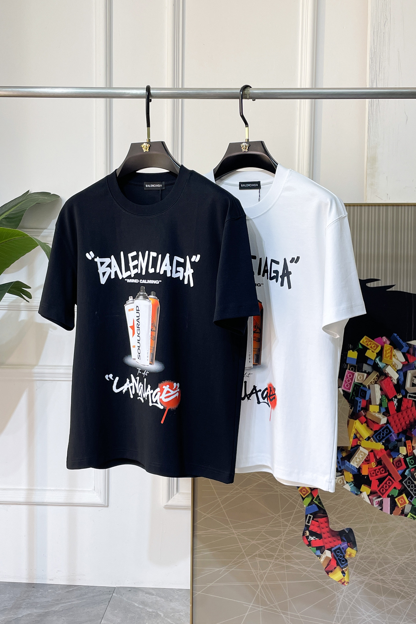 NO:846157,Balenciaga - 2026 spring and summer new short-sleeved T-shirts for men and women, available at counters simultaneously!  Customized exclusive pure cotton fabric, letter logo pattern printing design on the chest!  Simple and elegant, easy to match and versatile, extremely high-grade, perfectly integrated into fashion and style, it is a top-notch fashionable style that is perfect for outer wear!  The whole thing gives people a natural feeling!  The ultimate classic versatile short-sleeved T-shirt, using the latest three-dimensional logo elements to highlight the texture!  The ultimate heavy work, the ultimate perfection!  Fans who pursue high quality should rush to buy it by themselves, and we sincerely invite all fans who know the goods to appreciate this model together!  !  Sizes S-3XL can fit up to 220 pounds!  ,,balenciaga,T-shirt,tees,t-shirt,19860909巴黎世家 -2026春夏新款男女同款短袖T恤,专柜同步发售！定制专属纯棉面料,胸前字母logo图案印花工艺设计！简约大方,从容百搭,档次极高,完美融入时尚还有风情感一款完美符合外穿的顶尖时髦气质款！整体给人浑然天成的感觉！极致经典的百搭型短袖T恤,采用最新的立体logo元素凸显质感！极致的重工极致的完美！追求高品质的粉丝们请自行抢购,诚邀所有识货的粉丝一同鉴赏此款！！尺码S-3XL 最大可穿220斤！,,balenciaga,T-shirt,tees，t-shirt,,Men's clothing