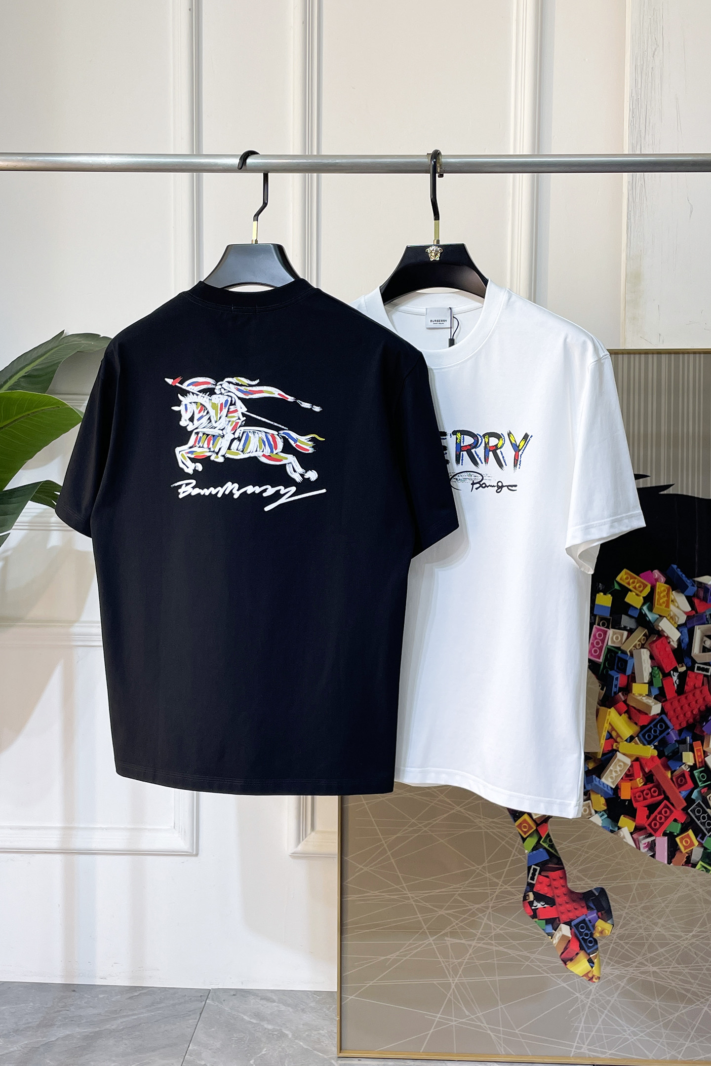 NO:846174,Burberry - 2026 spring and summer new short-sleeved T-shirts for men and women, available at counters simultaneously!  Customized exclusive pure cotton fabric, letter logo pattern printing design on the chest!  Simple and elegant, easy to match and versatile, extremely high-grade, perfectly integrated into fashion and style, it is a top-notch fashionable style that is perfect for outer wear!  The whole thing gives people a natural feeling!  The ultimate classic versatile short-sleeved T-shirt, using the latest three-dimensional logo elements to highlight the texture!  The ultimate heavy work, the ultimate perfection!  Fans who pursue high quality should rush to buy it by themselves, and we sincerely invite all fans who know the goods to appreciate this model together!  !  Sizes S-3XL can fit up to 220 pounds!  ,,burberry,T-shirt,tees,t-shirt,19860909巴宝莉 -2026春夏新款男女同款短袖T恤,专柜同步发售！定制专属纯棉面料,胸前字母logo图案印花工艺设计！简约大方,从容百搭,档次极高,完美融入时尚还有风情感一款完美符合外穿的顶尖时髦气质款！整体给人浑然天成的感觉！极致经典的百搭型短袖T恤,采用最新的立体logo元素凸显质感！极致的重工极致的完美！追求高品质的粉丝们请自行抢购,诚邀所有识货的粉丝一同鉴赏此款！！尺码S-3XL 最大可穿220斤！,,burberry,T-shirt,tees，t-shirt,,Men's clothing