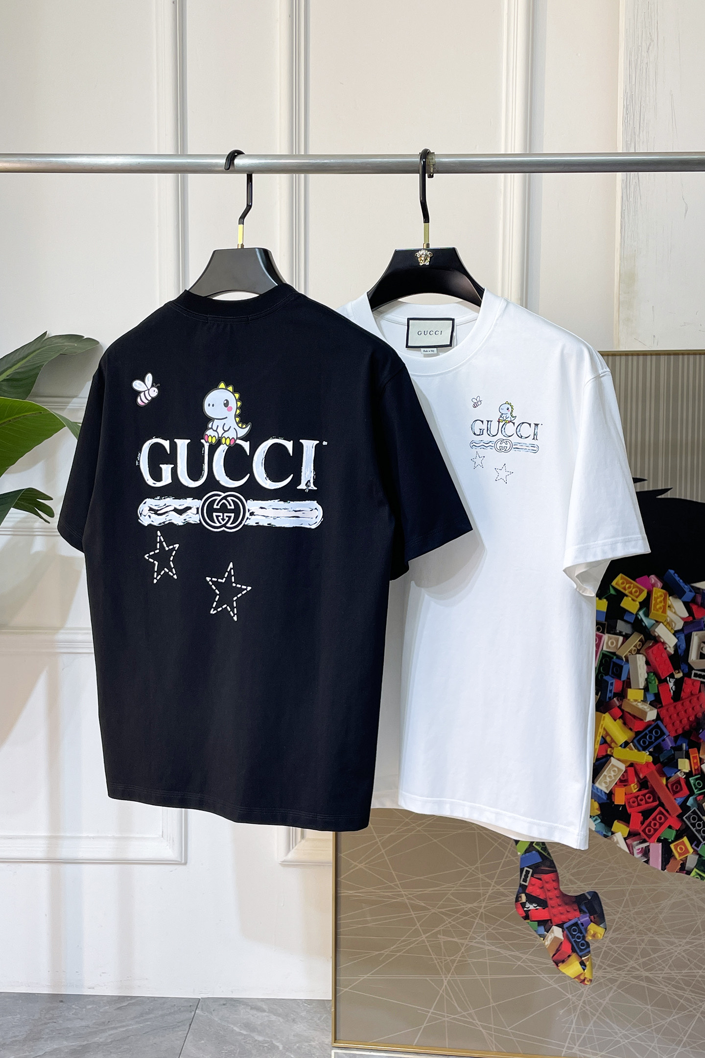 NO:846169,Gucci - 2026 spring and summer new style short-sleeved T-shirts for men and women, available at counters simultaneously!  Customized exclusive pure cotton fabric, letter logo pattern printing design on the chest!  Simple and elegant, easy to match and versatile, extremely high-grade, perfectly integrated into fashion and style, it is a top-notch fashionable style that is perfect for outer wear!  The whole thing gives people a natural feeling!  The ultimate classic versatile short-sleeved T-shirt, using the latest three-dimensional logo elements to highlight the texture!  The ultimate heavy work, the ultimate perfection!  Fans who pursue high quality should rush to buy it by themselves, and we sincerely invite all fans who know the goods to appreciate this model together!  !  Sizes S-3XL can fit up to 220 pounds!  ,,T-shirt,tees,t-shirt,19860909古奇 -2026春夏新款男女同款短袖T恤,专柜同步发售！定制专属纯棉面料,胸前字母logo图案印花工艺设计！简约大方,从容百搭,档次极高,完美融入时尚还有风情感一款完美符合外穿的顶尖时髦气质款！整体给人浑然天成的感觉！极致经典的百搭型短袖T恤,采用最新的立体logo元素凸显质感！极致的重工极致的完美！追求高品质的粉丝们请自行抢购,诚邀所有识货的粉丝一同鉴赏此款！！尺码S-3XL 最大可穿220斤！,,T-shirt,tees，t-shirt,,Men's clothing
