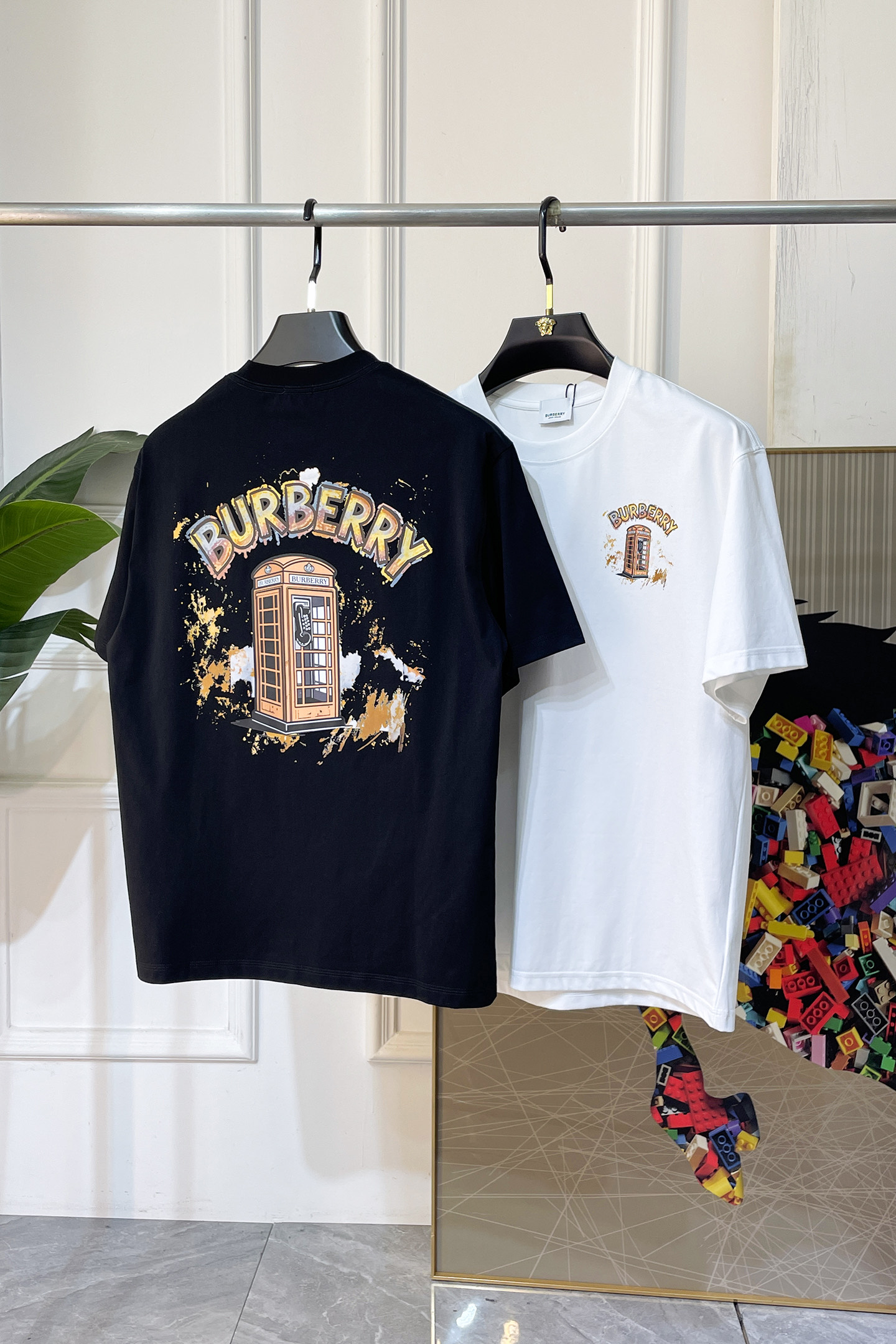 NO:846163,Burberry - 2026 spring and summer new short-sleeved T-shirts for men and women, available at counters simultaneously!  Customized exclusive pure cotton fabric, letter logo pattern printing design on the chest!  Simple and elegant, easy to match and versatile, extremely high-grade, perfectly integrated into fashion and style, it is a top-notch fashionable style that is perfect for outer wear!  The whole thing gives people a natural feeling!  The ultimate classic versatile short-sleeved T-shirt, using the latest three-dimensional logo elements to highlight the texture!  The ultimate heavy work, the ultimate perfection!  Fans who pursue high quality should rush to buy it by themselves, and we sincerely invite all fans who know the goods to appreciate this model together!  !  Sizes S-3XL can fit up to 220 pounds!  ,,burberry,T-shirt,tees,t-shirt,19860909巴宝莉 -2026春夏新款男女同款短袖T恤,专柜同步发售！定制专属纯棉面料,胸前字母logo图案印花工艺设计！简约大方,从容百搭,档次极高,完美融入时尚还有风情感一款完美符合外穿的顶尖时髦气质款！整体给人浑然天成的感觉！极致经典的百搭型短袖T恤,采用最新的立体logo元素凸显质感！极致的重工极致的完美！追求高品质的粉丝们请自行抢购,诚邀所有识货的粉丝一同鉴赏此款！！尺码S-3XL 最大可穿220斤！,,burberry,T-shirt,tees，t-shirt,,Men's clothing