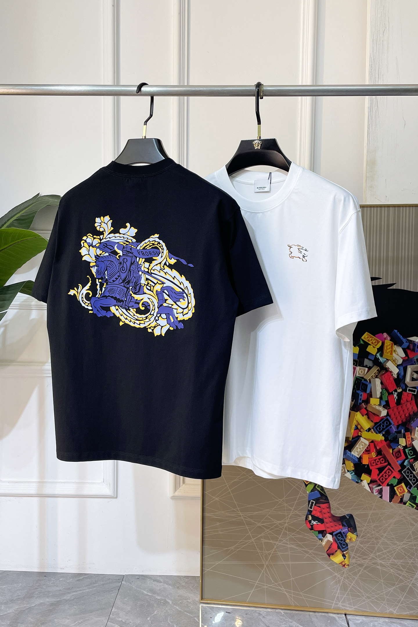 NO:840809,Burberry-2026 new spring and summer short-sleeved T-shirts for men and women, available at counters simultaneously!  Customized exclusive pure cotton fabric, letter logo pattern printing design on the chest!  Simple and elegant, easy to match and versatile, extremely high-grade, perfectly integrated into fashion and style, it is a top-notch fashionable style that is perfect for outer wear!  The whole thing gives people a natural feeling!  The ultimate classic versatile short-sleeved T-shirt, using the latest three-dimensional logo elements to highlight the texture!  The ultimate heavy work, the ultimate perfection!  Fans who pursue high quality should rush to buy it by themselves, and we sincerely invite all fans who know the goods to appreciate this model together!  !  Sizes S-3XL can fit up to 220 pounds!  ,,burberry,T-shirt,tees,t-shirt,19860909巴宝莉-2026春夏新款男女同款短袖T恤,专柜同步发售！定制专属纯棉面料,胸前字母logo图案印花工艺设计！简约大方,从容百搭,档次极高,完美融入时尚还有风情感一款完美符合外穿的顶尖时髦气质款！整体给人浑然天成的感觉！极致经典的百搭型短袖T恤,采用最新的立体logo元素凸显质感！极致的重工极致的完美！追求高品质的粉丝们请自行抢购,诚邀所有识货的粉丝一同鉴赏此款！！尺码S-3XL 最大可穿220斤！,,burberry,T-shirt,tees，t-shirt,,Men's clothing