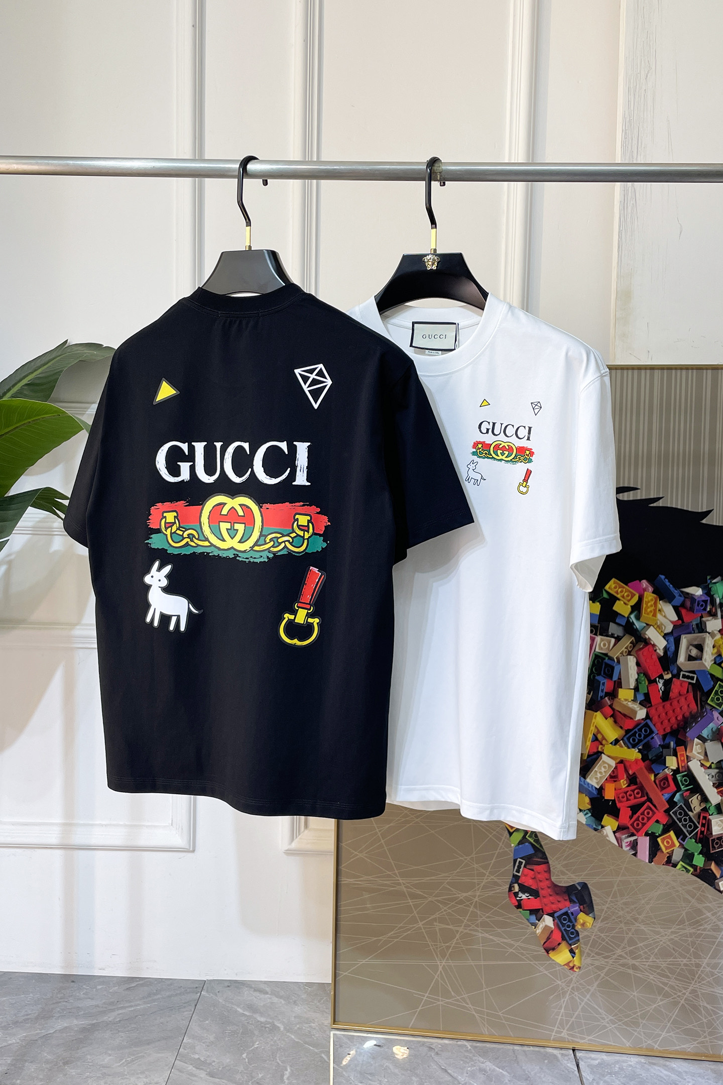 NO:840801,Gucci - 2026 spring and summer new style short-sleeved T-shirts for men and women, available at counters simultaneously!  Customized exclusive pure cotton fabric, letter logo pattern printing design on the chest!  Simple and elegant, easy to match and versatile, extremely high-grade, perfectly integrated into fashion and style, it is a top-notch fashionable style that is perfect for outer wear!  The whole thing gives people a natural feeling!  The ultimate classic versatile short-sleeved T-shirt, using the latest three-dimensional logo elements to highlight the texture!  The ultimate heavy work, the ultimate perfection!  Fans who pursue high quality should rush to buy it by themselves, and we sincerely invite all fans who know the goods to appreciate this model together!  !  Sizes S-3XL can fit up to 220 pounds!  ,,T-shirt,tees,t-shirt,19860909古奇 -2026春夏新款男女同款短袖T恤,专柜同步发售！定制专属纯棉面料,胸前字母logo图案印花工艺设计！简约大方,从容百搭,档次极高,完美融入时尚还有风情感一款完美符合外穿的顶尖时髦气质款！整体给人浑然天成的感觉！极致经典的百搭型短袖T恤,采用最新的立体logo元素凸显质感！极致的重工极致的完美！追求高品质的粉丝们请自行抢购,诚邀所有识货的粉丝一同鉴赏此款！！尺码S-3XL 最大可穿220斤！,,T-shirt,tees，t-shirt,,Men's clothing