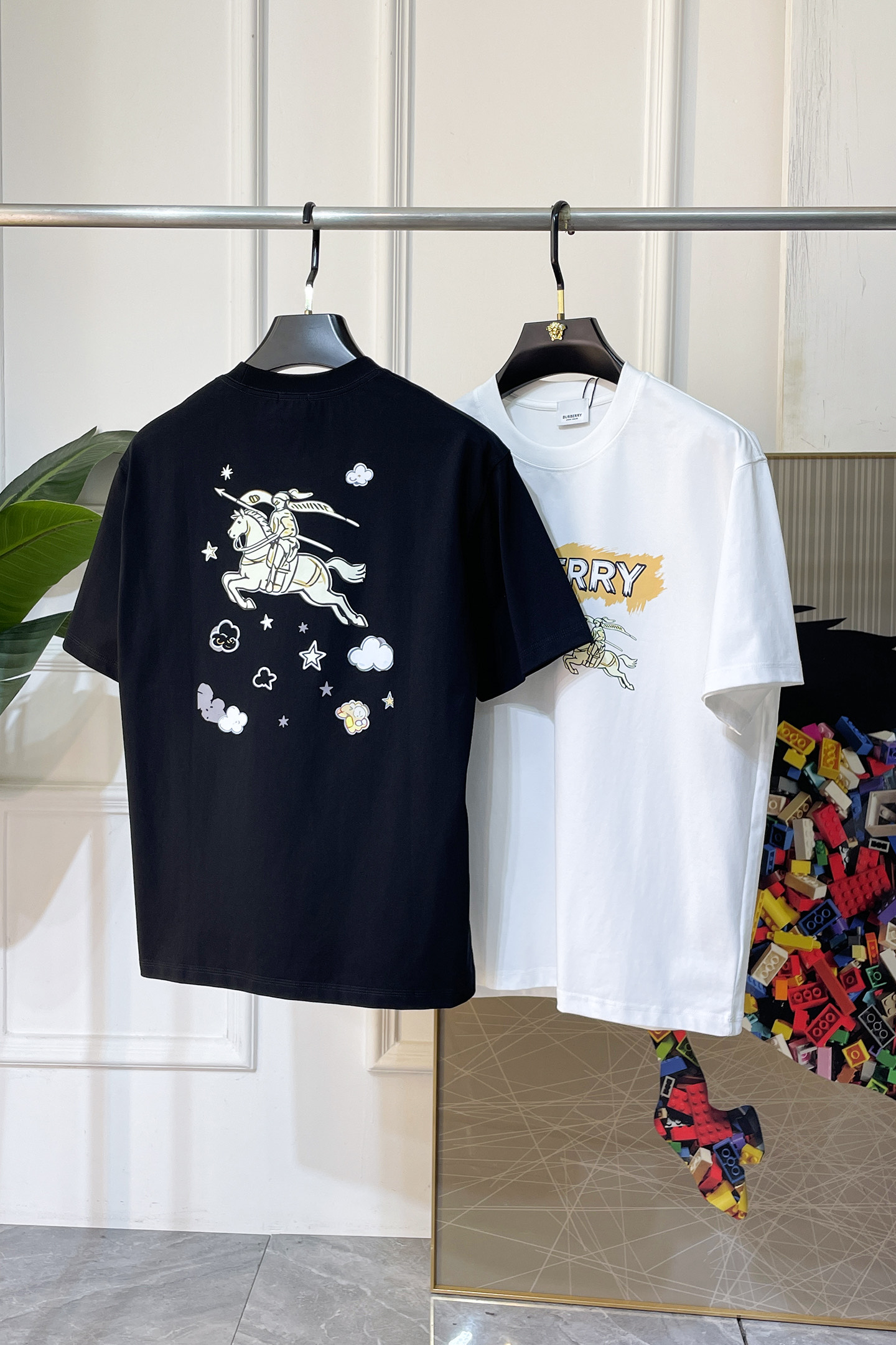 NO:846213,Burberry - 2026 spring and summer new short-sleeved T-shirts for men and women, available at counters simultaneously!  Customized exclusive pure cotton fabric, letter logo pattern printing design on the chest!  Simple and elegant, easy to match and versatile, extremely high-grade, perfectly integrated into fashion and style, it is a top-notch fashionable style that is perfect for outer wear!  The whole thing gives people a natural feeling!  The ultimate classic versatile short-sleeved T-shirt, using the latest three-dimensional logo elements to highlight the texture!  The ultimate heavy work, the ultimate perfection!  Fans who pursue high quality should rush to buy it by themselves, and we sincerely invite all fans who know the goods to appreciate this model together!  !  Sizes S-3XL can fit up to 220 pounds!  ,,burberry,T-shirt,tees,t-shirt,19860909巴宝莉 -2026春夏新款男女同款短袖T恤,专柜同步发售！定制专属纯棉面料,胸前字母logo图案印花工艺设计！简约大方,从容百搭,档次极高,完美融入时尚还有风情感一款完美符合外穿的顶尖时髦气质款！整体给人浑然天成的感觉！极致经典的百搭型短袖T恤,采用最新的立体logo元素凸显质感！极致的重工极致的完美！追求高品质的粉丝们请自行抢购,诚邀所有识货的粉丝一同鉴赏此款！！尺码S-3XL 最大可穿220斤！,,burberry,T-shirt,tees，t-shirt,,Men's clothing