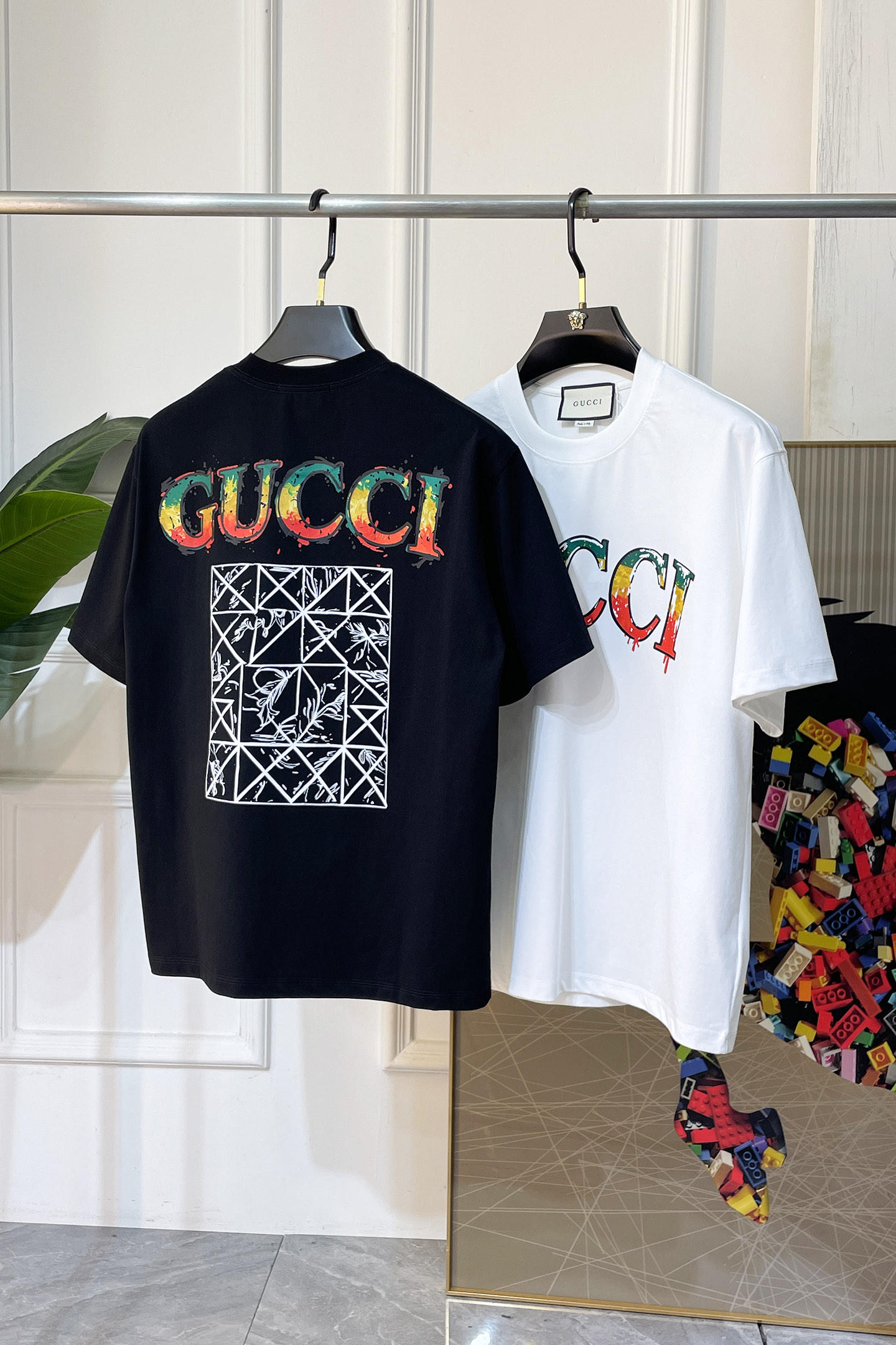NO:846217,Gucci - 2026 spring and summer new style short-sleeved T-shirts for men and women, available at counters simultaneously!  Customized exclusive pure cotton fabric, letter logo pattern printing design on the chest!  Simple and elegant, easy to match and versatile, extremely high-grade, perfectly integrated into fashion and style, it is a top-notch fashionable style that is perfect for outer wear!  The whole thing gives people a natural feeling!  The ultimate classic versatile short-sleeved T-shirt, using the latest three-dimensional logo elements to highlight the texture!  The ultimate heavy work, the ultimate perfection!  Fans who pursue high quality should rush to buy it by themselves, and we sincerely invite all fans who know the goods to appreciate this model together!  !  Sizes S-3XL can fit up to 220 pounds!  ,,T-shirt,tees,t-shirt,19860909古奇 -2026春夏新款男女同款短袖T恤,专柜同步发售！定制专属纯棉面料,胸前字母logo图案印花工艺设计！简约大方,从容百搭,档次极高,完美融入时尚还有风情感一款完美符合外穿的顶尖时髦气质款！整体给人浑然天成的感觉！极致经典的百搭型短袖T恤,采用最新的立体logo元素凸显质感！极致的重工极致的完美！追求高品质的粉丝们请自行抢购,诚邀所有识货的粉丝一同鉴赏此款！！尺码S-3XL 最大可穿220斤！,,T-shirt,tees，t-shirt,,Men's clothing