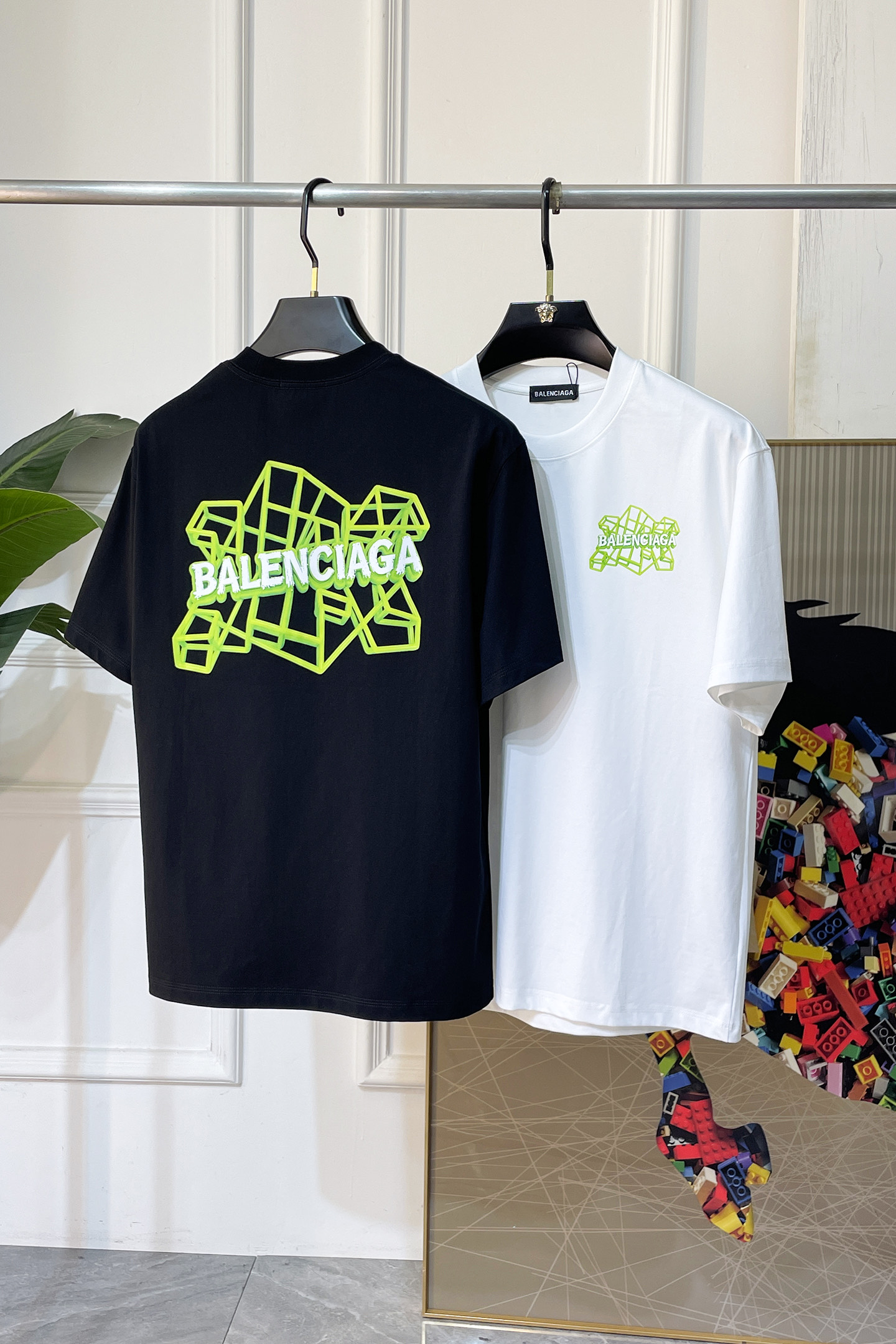 NO:846220,Balenciaga - 2026 spring and summer new short-sleeved T-shirts for men and women, available at counters simultaneously!  Customized exclusive pure cotton fabric, letter logo pattern printing design on the chest!  Simple and elegant, easy to match and versatile, extremely high-grade, perfectly integrated into fashion and style, it is a top-notch fashionable style that is perfect for outer wear!  The whole thing gives people a natural feeling!  The ultimate classic versatile short-sleeved T-shirt, using the latest three-dimensional logo elements to highlight the texture!  The ultimate heavy work, the ultimate perfection!  Fans who pursue high quality should rush to buy it by themselves, and we sincerely invite all fans who know the goods to appreciate this model together!  !  Sizes S-3XL can fit up to 220 pounds!  ,,balenciaga,T-shirt,tees,t-shirt,19860909巴黎世家 -2026春夏新款男女同款短袖T恤,专柜同步发售！定制专属纯棉面料,胸前字母logo图案印花工艺设计！简约大方,从容百搭,档次极高,完美融入时尚还有风情感一款完美符合外穿的顶尖时髦气质款！整体给人浑然天成的感觉！极致经典的百搭型短袖T恤,采用最新的立体logo元素凸显质感！极致的重工极致的完美！追求高品质的粉丝们请自行抢购,诚邀所有识货的粉丝一同鉴赏此款！！尺码S-3XL 最大可穿220斤！,,balenciaga,T-shirt,tees，t-shirt,,Men's clothing