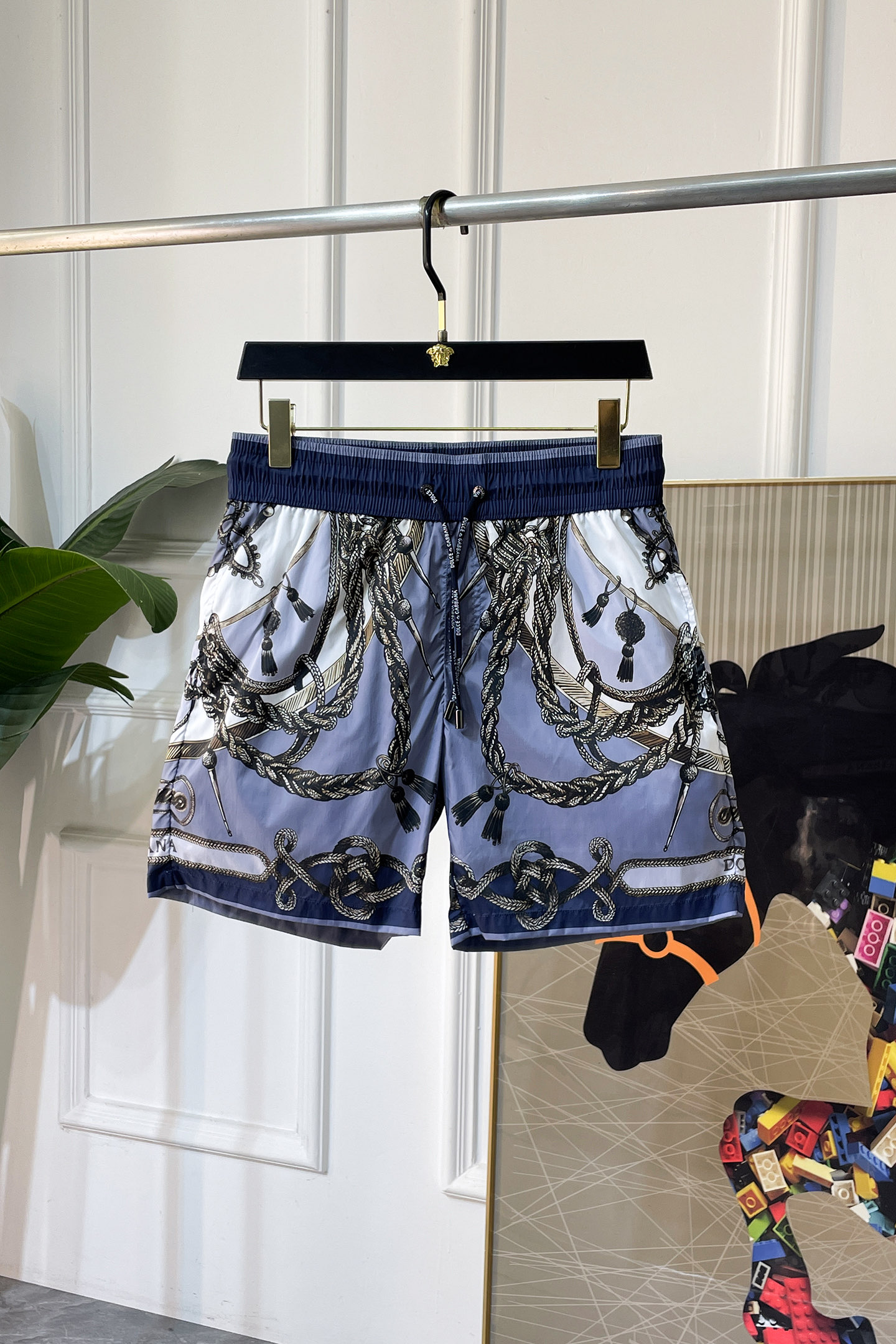 NO:849272,DolceGabbana 2026ss new summer fashion beach shorts, classic illustration logo.  Made from selected high-quality polyester fiber fabrics, it feels delicate and is a must-have item for summer. The upper body effect is super handsome!  Size 44-54,,Dolce&Gabbana,shorts,19860909DolceGabbana 2026ss夏季新款时尚沙滩裤短裤,经典插画logo．精选优质聚酯纤维面料、手感细腻,夏季必备单品、上身效果超帅气！尺码44-54,,Dolce&Gabbana,shorts,,Men's clothing