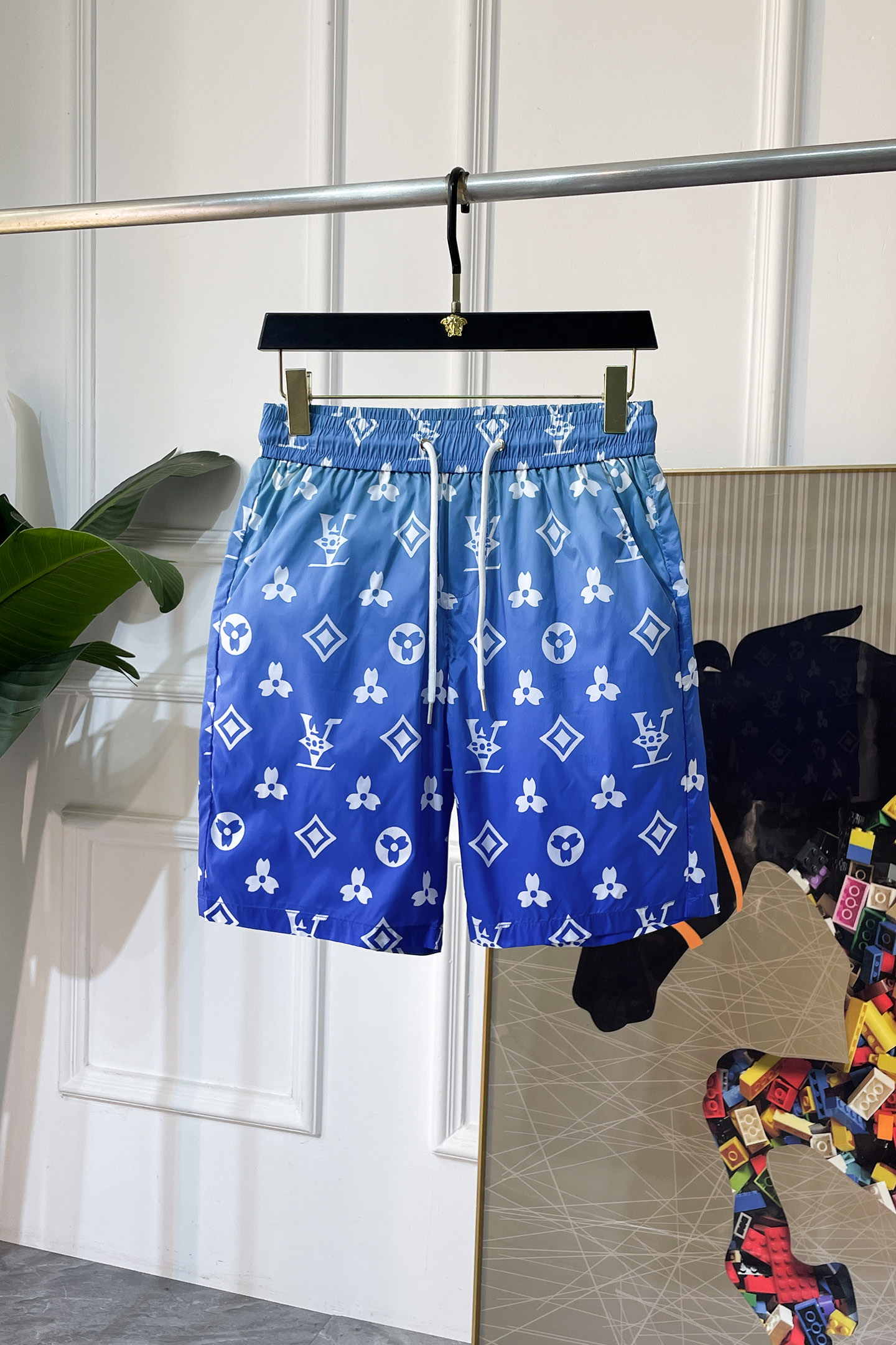NO:846185,LV -2026ss new spring and summer casual shorts. Brand classic series. Customized fabrics. Very comfortable and strong touch. The original brand logo is highly recognizable. Customized imported fabrics. Fresh color. Fine workmanship. Size M-4XL, Louis Vuitton, shorts,19860909LV -2026ss春夏新款休闲短裤 品牌经典系列 定制面料 舒适度极好,手触感强烈.原版品牌logo 辨识度极高 定制进口面料 色泽清新 做工精细 码数 M-4XL,,louis vuitton,shorts,,Men's clothing