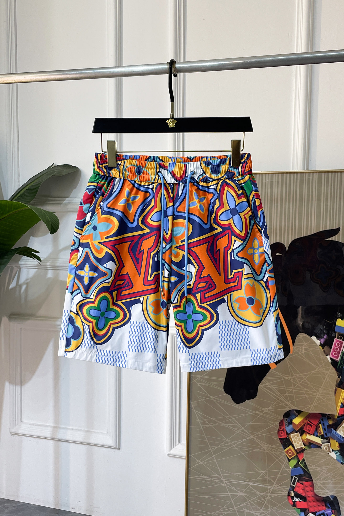 NO:849258,LV -2026ss new spring and summer casual shorts. Brand classic series. Customized fabrics. Excellent comfort and strong touch. Original brand logo is highly recognizable. Customized imported fabrics. Fresh color. Fine workmanship. Size M-4XL, Louis Vuitton, shorts,19860909LV -2026ss春夏新款休闲短裤 品牌经典系列 定制面料 舒适度极好,手触感强烈.原版品牌logo 辨识度极高 定制进口面料 色泽清新 做工精细 码数 M-4XL,,louis vuitton,shorts,,Men's clothing