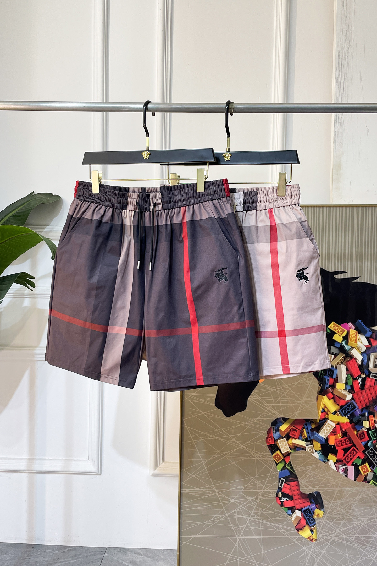 NO:849281,Burberry - 2026ss new casual shorts for spring and summer. Brand classic series. Customized fabrics. Excellent comfort and strong touch. The original brand logo is highly recognizable. Customized imported fabrics. Fresh color. Fine workmanship. Size M-4XL,,burberry,shorts,19860909巴宝莉 -2026ss春夏新款休闲短裤 品牌经典系列 定制面料 舒适度极好,手触感强烈.原版品牌logo 辨识度极高 定制进口面料 色泽清新 做工精细 码数 M-4XL,,burberry,shorts,,Men's clothing