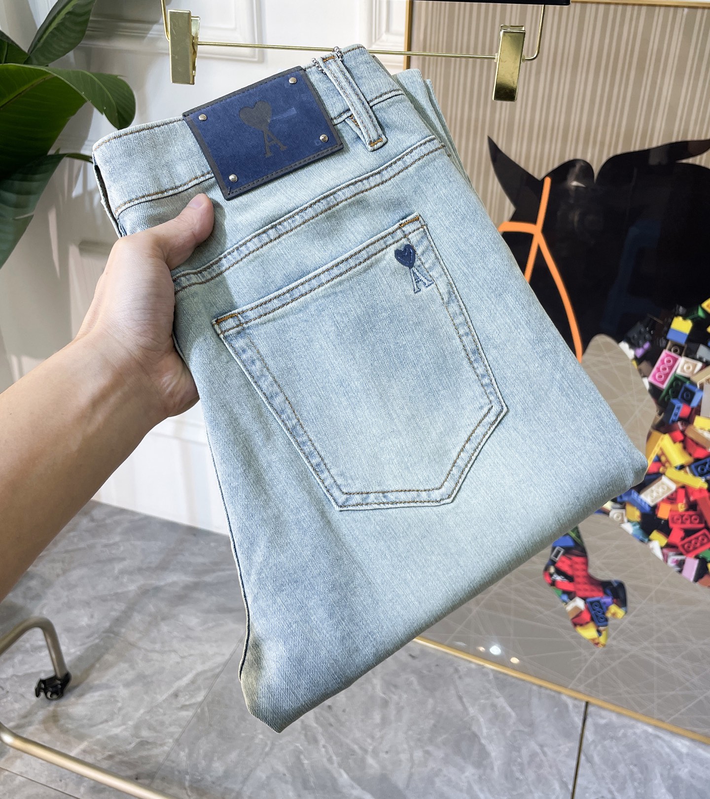 NO:847834,Ami - 2026ss hot spring and summer jeans for the Year of the Horse. Made from original 1:1, perfect for daily use, simple and stylish, custom imported denim fabric, heavy washing process, complex workmanship and exquisite craftsmanship. Easily cater to the needs of the four seasons, soft and elastic to the touch, smooth and neat, original accessories and hardware, comfortable upper body, very easy to wear and durable, code number 29-36,,jeans,19860909A咪- 2026ss马年春夏大爆款牛仔裤.原单1:1制作,日常必备的完美之选,简单大气亦时尚有型,定制进口丹宁面料 ,重工洗水工艺,做工复杂工艺精湛.轻松迎合四季需要,手感柔软带弹力,流畅利落,原版辅料五金,上身舒适非常易搭耐看码数29-36,,jeans,,Men's clothing
