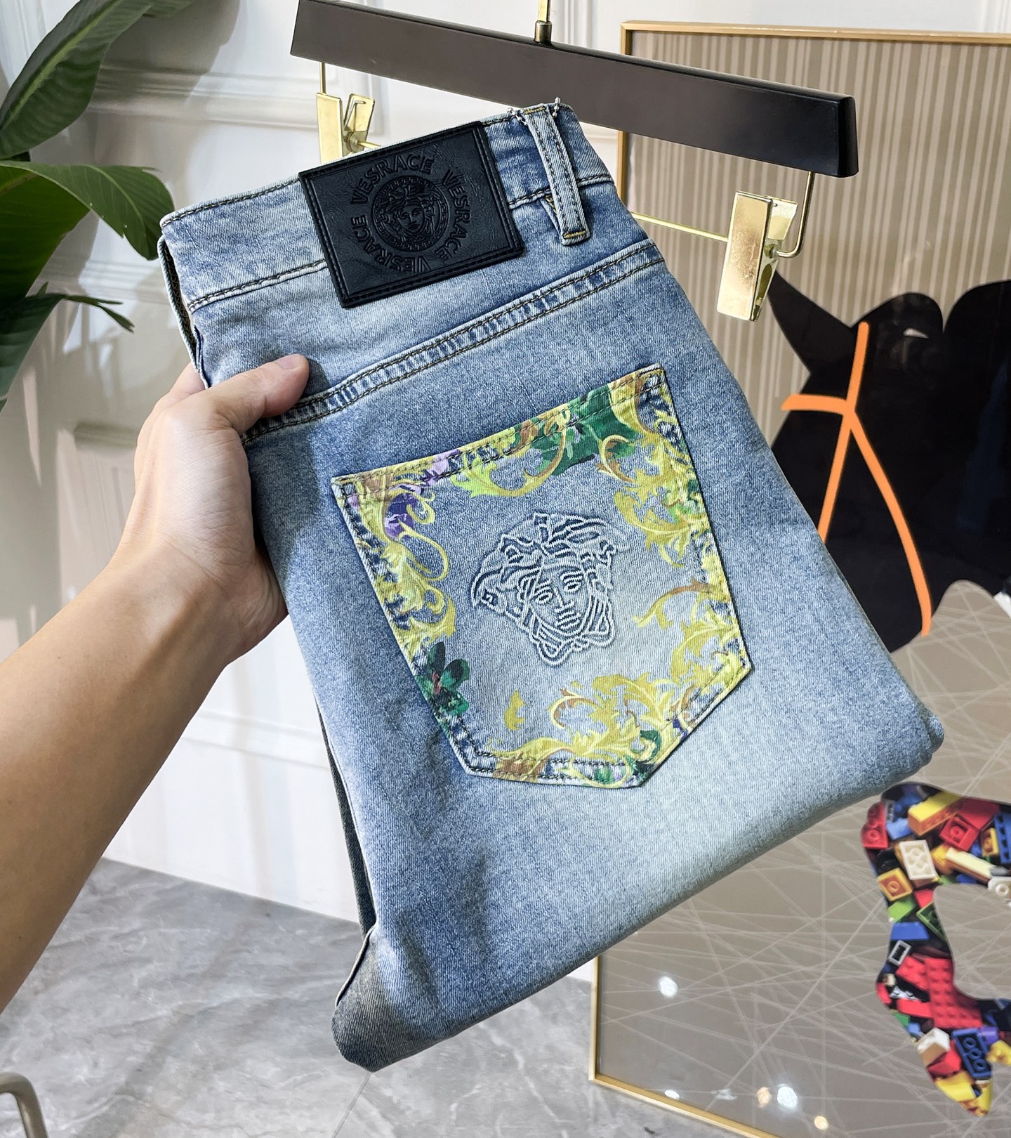 NO:847837,Versace - 2026ss hot spring and summer jeans for the Year of the Horse. Made from original 1:1, perfect for daily use, simple and stylish, custom imported denim fabric, heavy washing process, complex workmanship and exquisite craftsmanship. Easily cater to the needs of the four seasons, soft and elastic to the touch, smooth and neat, original accessories and hardware, comfortable upper body, very easy to wear and durable, size 29-36,,versace,jeans,19860909范思哲- 2026ss马年春夏大爆款牛仔裤.原单1:1制作,日常必备的完美之选,简单大气亦时尚有型,定制进口丹宁面料 ,重工洗水工艺,做工复杂工艺精湛.轻松迎合四季需要,手感柔软带弹力,流畅利落,原版辅料五金,上身舒适非常易搭耐看码数29-36,,versace,jeans,,Men's clothing