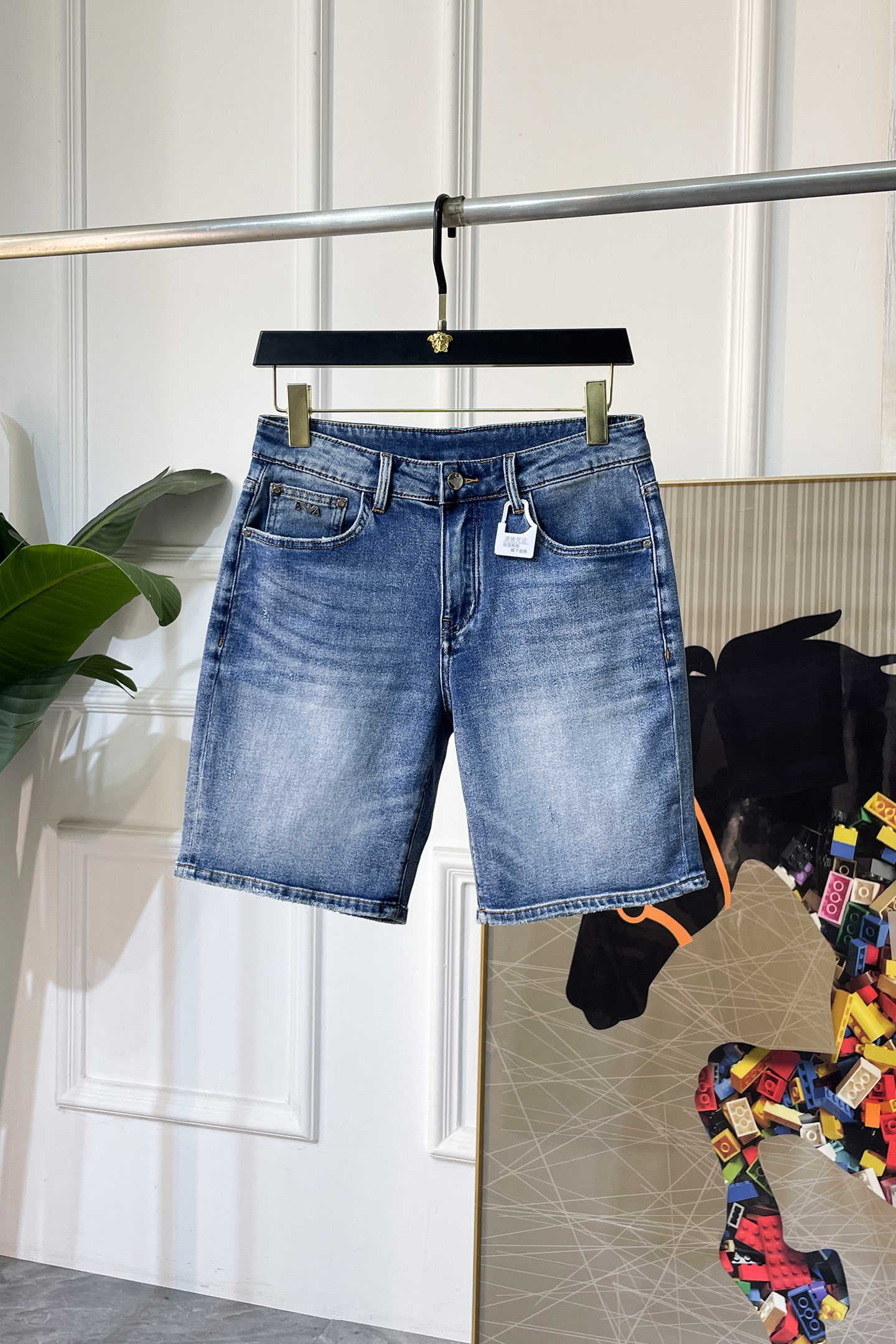NO:847828,Armani - 2026ss hot spring and summer denim shorts for the Year of the Horse. Original 1:1 production, the perfect choice for daily essentials, simple and elegant, fashionable and stylish, customized imported denim fabric, heavy washing process, complex workmanship and exquisite craftsmanship. Easily cater to the needs of the four seasons, soft and elastic to the touch, smooth and neat, original accessories and hardware, comfortable upper body, very easy to wear and durable, size 29-36,, armani, shorts,19860909阿玛尼 - 2026ss马年春夏大爆款牛仔短裤.原单1:1制作,日常必备的完美之选,简单大气亦时尚有型,定制进口丹宁面料 ,重工洗水工艺,做工复杂工艺精湛.轻松迎合四季需要,手感柔软带弹力,流畅利落,原版辅料五金,上身舒适非常易搭耐看码数29-36,,armani,shorts,,Men's clothing