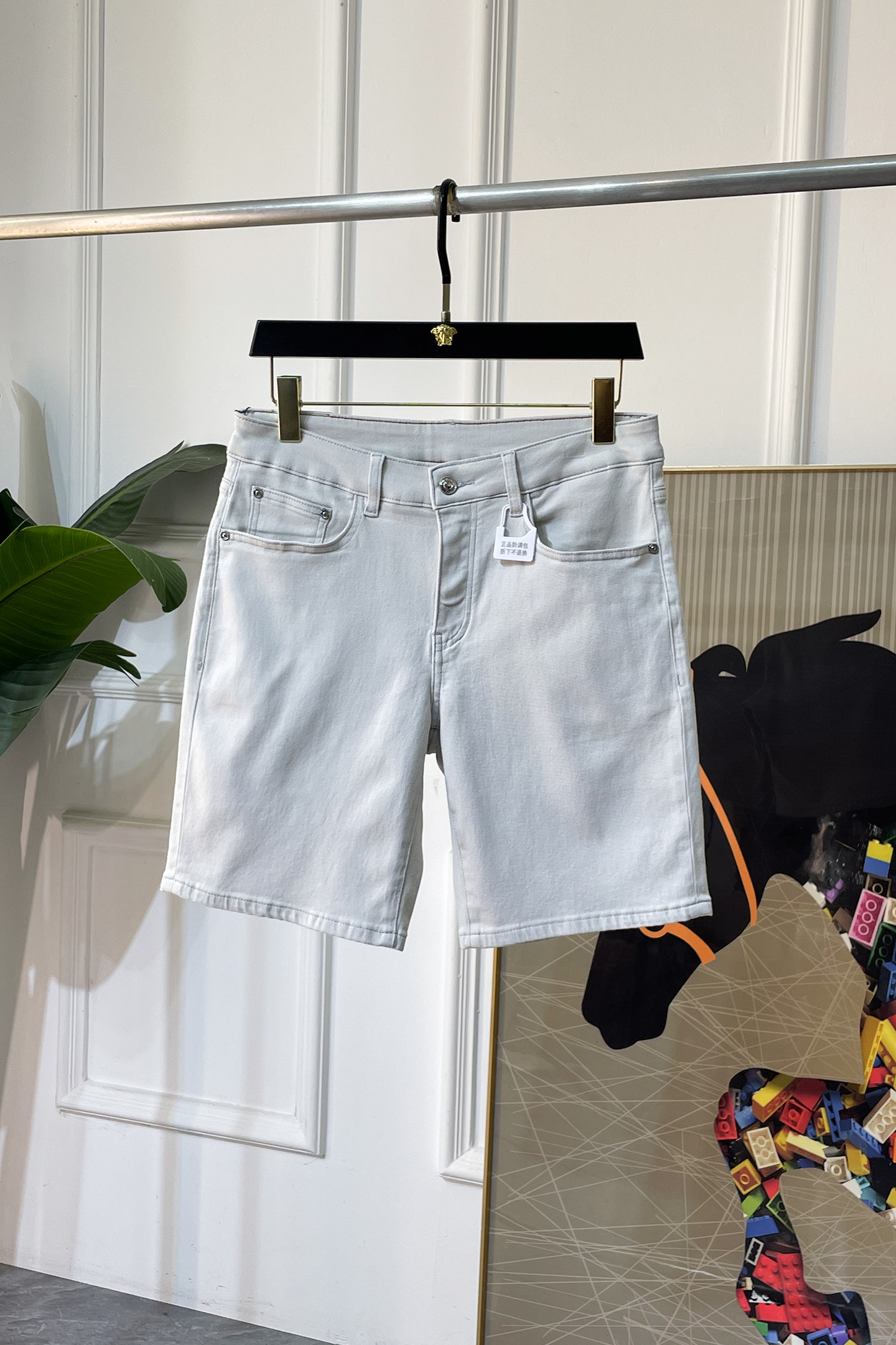 NO:847831,Zegna - 2026ss hot spring and summer denim shorts for the Year of the Horse. Made from the original 1:1, the perfect choice for daily essentials, simple and elegant, fashionable and stylish, customized imported denim fabric, heavy washing process, complex workmanship and exquisite craftsmanship. Easily cater to the needs of the four seasons, soft and elastic to the touch, smooth and neat, original accessories and hardware, comfortable upper body, very easy to wear and durable, size 29-36,, zegna, shorts,19860909杰尼娅 - 2026ss马年春夏大爆款牛仔短裤.原单1:1制作,日常必备的完美之选,简单大气亦时尚有型,定制进口丹宁面料 ,重工洗水工艺,做工复杂工艺精湛.轻松迎合四季需要,手感柔软带弹力,流畅利落,原版辅料五金,上身舒适非常易搭耐看码数29-36,,zegna,shorts,,Men's clothing