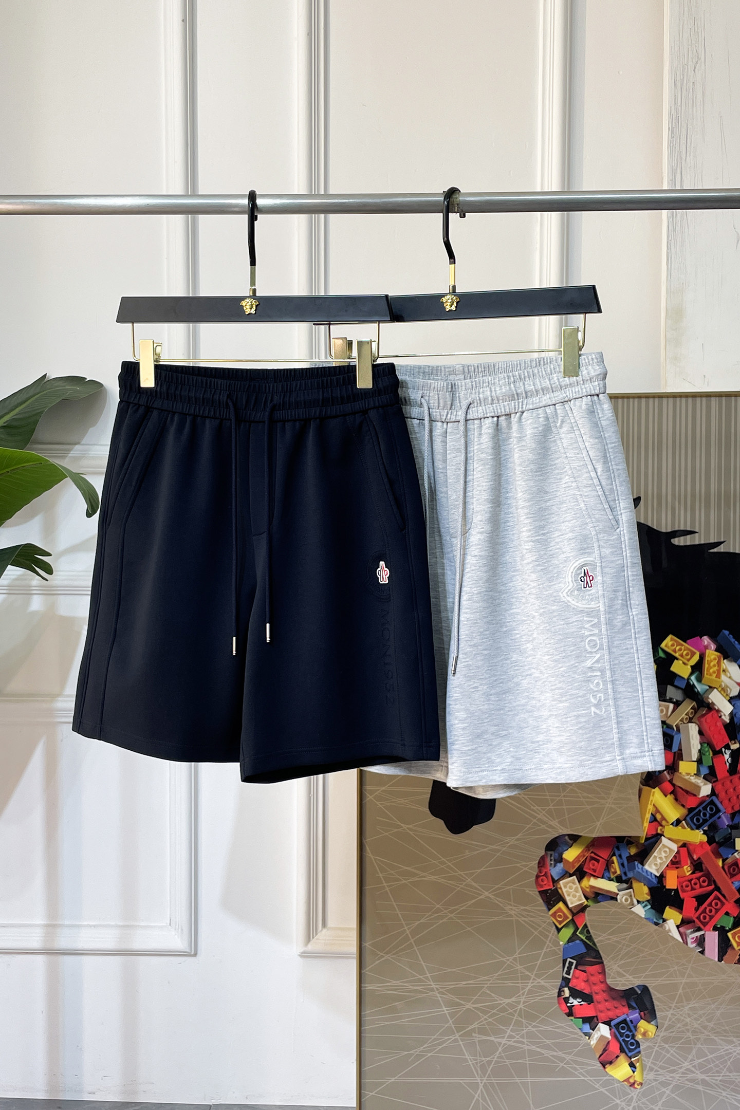 NO:847840,Mengkou-2026ss spring and summer new casual shorts. Brand classic series. Pure cotton fabric. Excellent comfort and strong touch. The original brand logo is highly recognizable. Customized imported fabric. Fresh color. Fine workmanship. Size M-3xL,,Moncler,shorts,19860909蒙口-2026ss春夏新款休闲短裤 品牌经典系列 纯棉面料 舒适度极好,手触感强烈.原版品牌logo 辨识度极高 定制进口面料 色泽清新 做工精细 码数 M-3xL,,Moncler,shorts,,Men's clothing