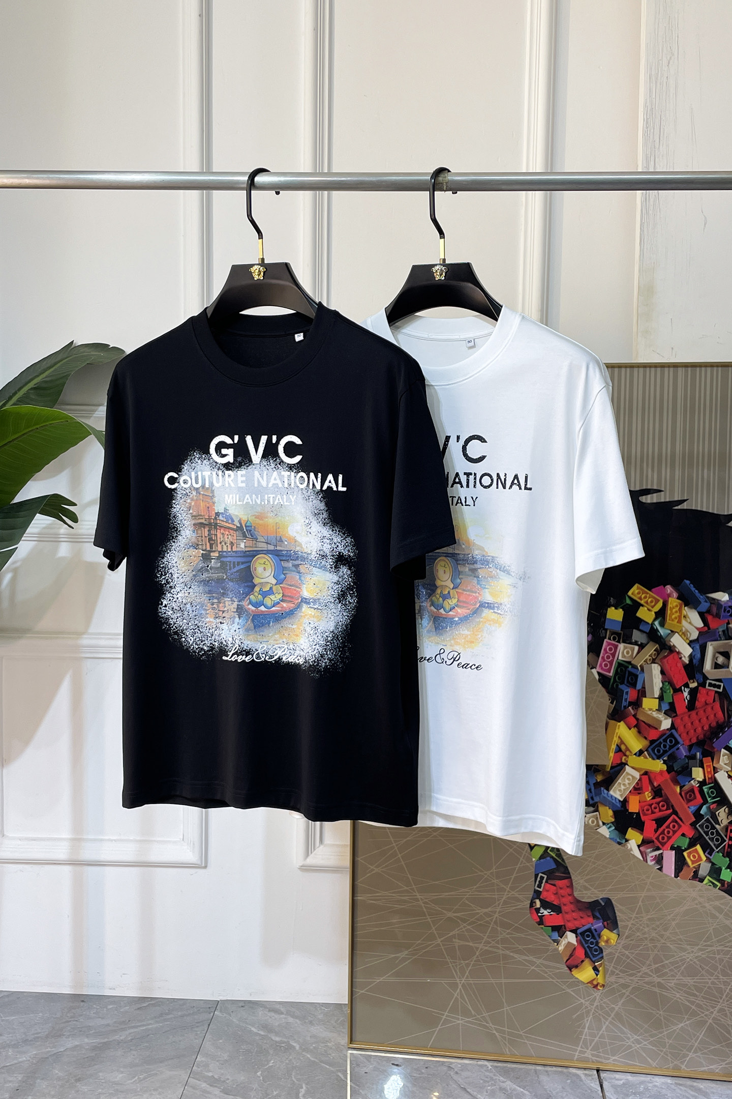 NO:846180,Givenchy - 2026 Spring and Summer New Year of the Horse men's wide-edition short-sleeved T-shirt, urban casual style, a very design item, top-grade foreign merchants provide customized cotton fabrics, extremely comfortable and breathable, positive skin-friendly, subverting the comfort experience brought by traditional fabrics, exquisite craftsmanship and accessories. The brand LOGO pattern on the chest is made with unique craftsmanship, with strong style. Original tailoring, meticulous detail processing better highlights its quality. Loose size M-3XL  Can wear up to 210 pounds!  ,,givenchy,T-shirt,tees,t-shirt,19860909纪梵希 - 2026马年春夏新款男士阔版短袖T恤,都市休闲风格,极具设计感的一款单品,顶级外商客供定制棉面料,上手极微舒适透气,亲肤性积极,颠覆传统面料所带来的舒适体验,工艺辅料考究.胸前品牌LOGO图案以独特工艺制作而成,风格性极强.原版剪裁,一丝不苟细节处理更佳彰显其品质.宽松尺码M-3XL 最大可穿210斤！,,givenchy,T-shirt,tees，t-shirt,,Men's clothing