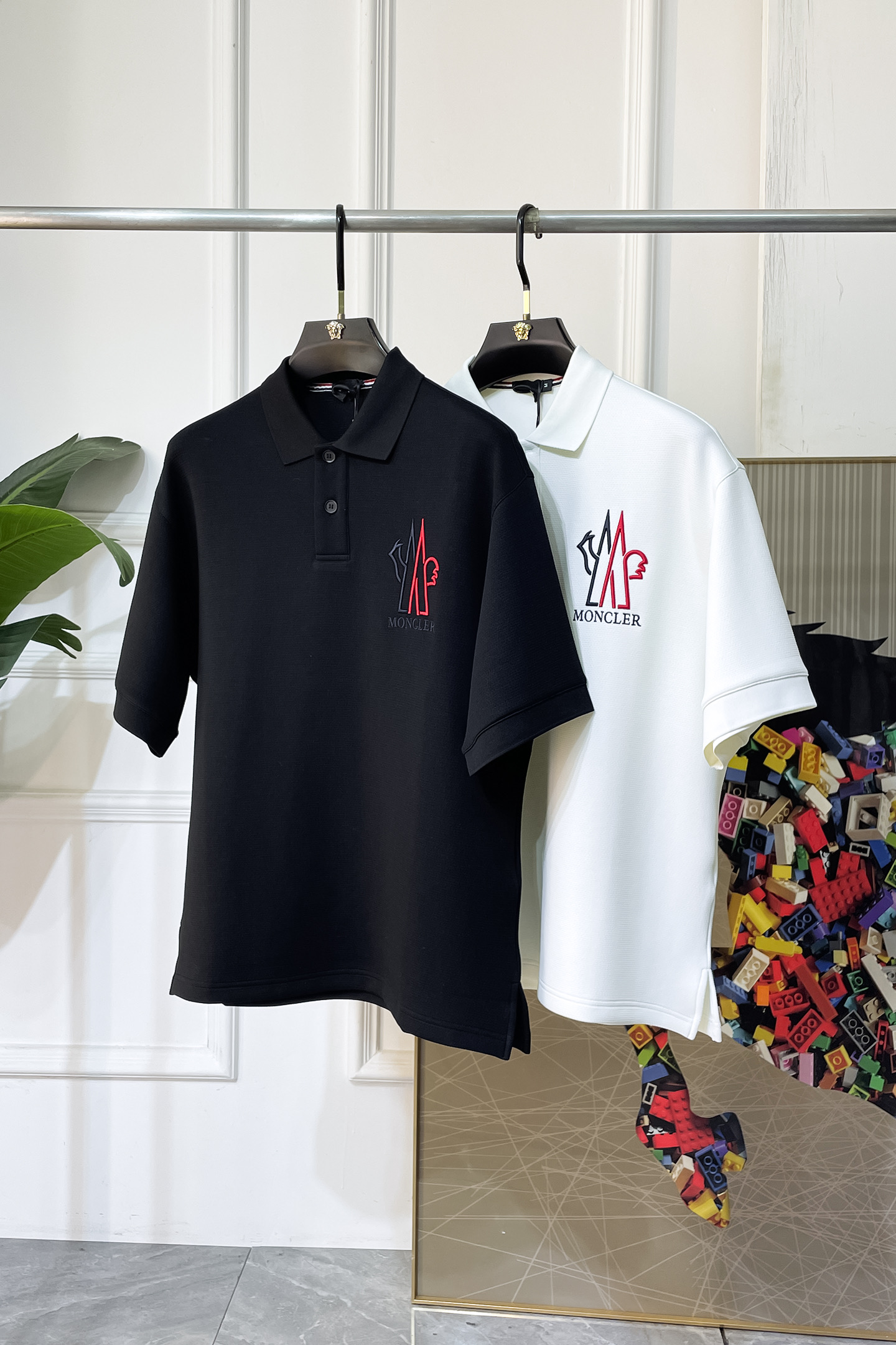 NO:846204,Mouth cover - 2026ss Year of the Horse spring and summer new polo collar loose version short-sleeved series. Selected high-quality long-staple cotton fabrics, fashionable big-name element logo design, awesome upper body shape, fine, comfortable and breathable fabrics, super good-looking and a must-have for fashionable men with any combination!  Sizes S-XL can fit up to 200 pounds!  ,,Moncler,T-shirt,19860909蒙口- 2026ss马年春夏新款polo领宽松版短袖系列.精选优质长绒棉面料,时尚大牌元素logo设计,上身版型超赞,面料细腻舒适透气,随意搭配都超级好看时尚型男必备款哦！尺码S-XL 最大可穿200斤！,,Moncler,T-shirt,,Men's clothing