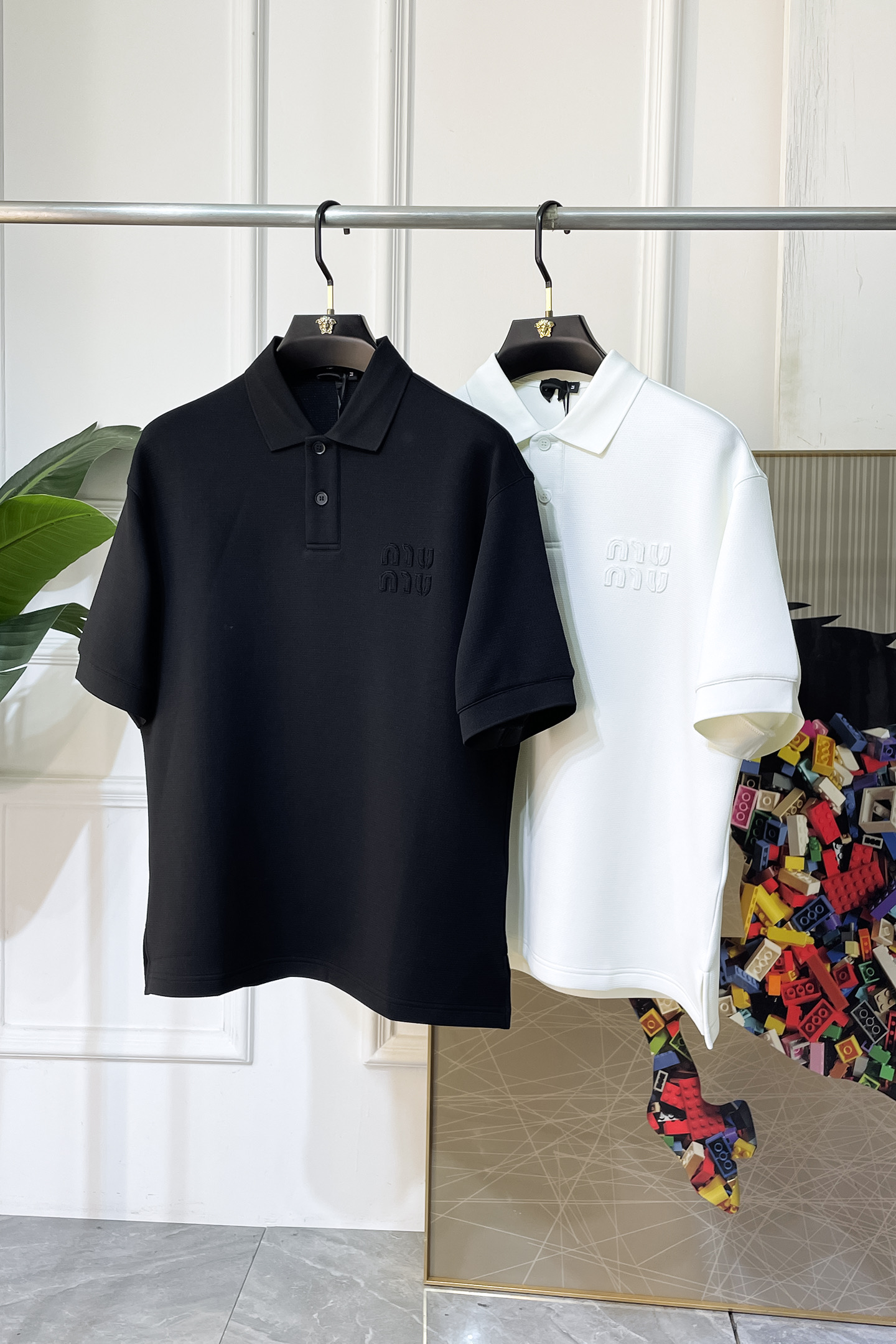 NO:846206,Miu Miu - 2026ss Year of the Horse spring and summer new polo collar loose-fitting short-sleeved series. Selected high-quality long-staple cotton fabrics, fashionable big-name element logo design, awesome upper body shape, fine, comfortable and breathable fabrics, super good-looking and a must-have for fashionable men with any combination!  Sizes S-XL can fit up to 200 pounds!  ,,T-shirt,19860909谬谬- 2026ss马年春夏新款polo领宽松版短袖系列.精选优质长绒棉面料,时尚大牌元素logo设计,上身版型超赞,面料细腻舒适透气,随意搭配都超级好看时尚型男必备款哦！尺码S-XL 最大可穿200斤！,,T-shirt,,Men's clothing