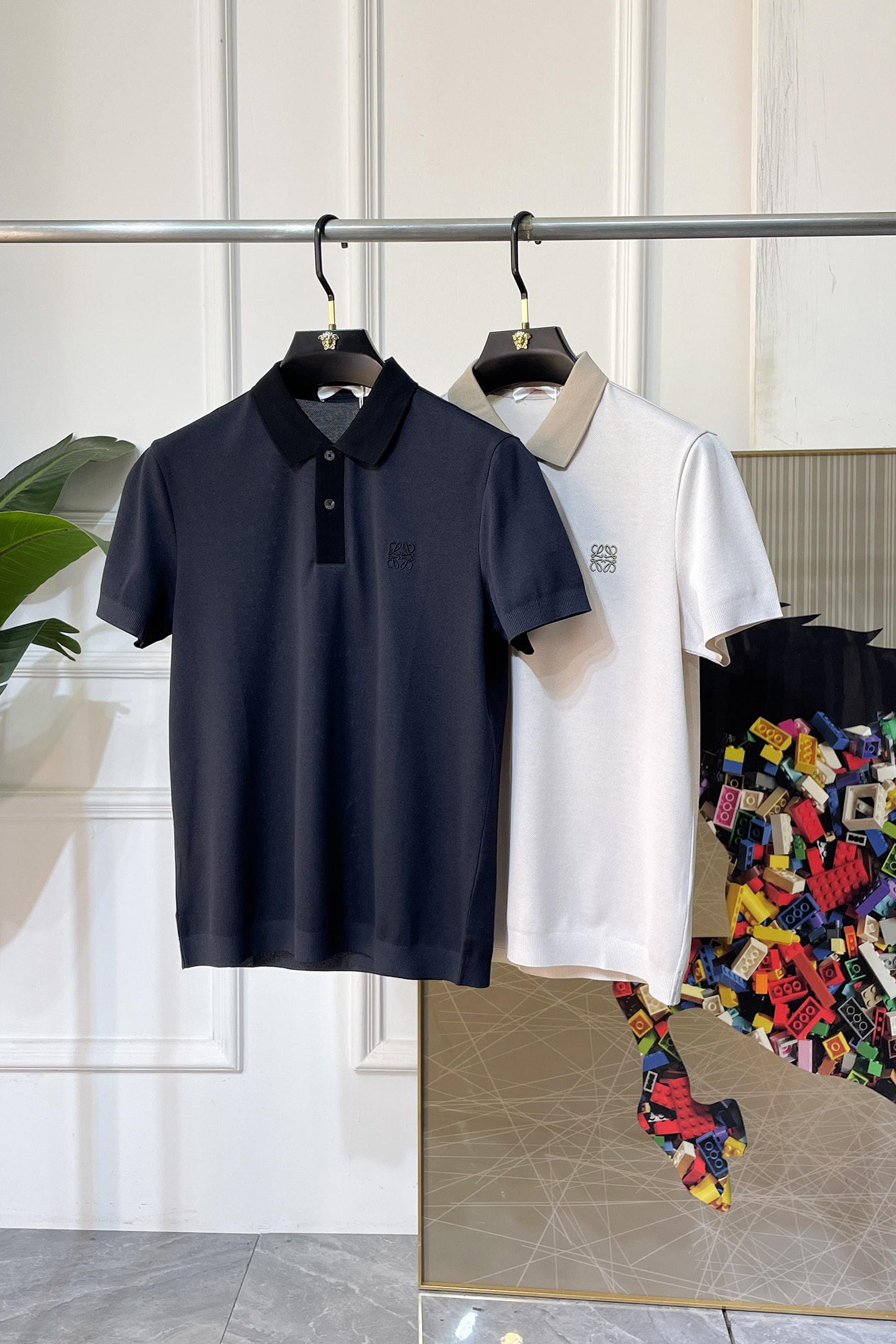 NO:846211,Loewe - 2026ss New Year of the Horse spring and summer new polo collar short-sleeved series. Selected high-quality double mercerized pique cotton fabrics, fashionable big-name element logo design, awesome upper body shape, fine, comfortable and breathable fabrics, super good-looking and a must-have for fashionable men with any combination!  Sizes M-3XL can fit up to 200 pounds!  ,,loewe,T-shirt,19860909罗意威- 2026ss马年春夏新款polo领短袖系列.精选优质双丝光珠地棉面料,时尚大牌元素logo设计,上身版型超赞,面料细腻舒适透气,随意搭配都超级好看时尚型男必备款哦！尺码M-3XL 最大可穿200斤！,,loewe,T-shirt,,Men's clothing