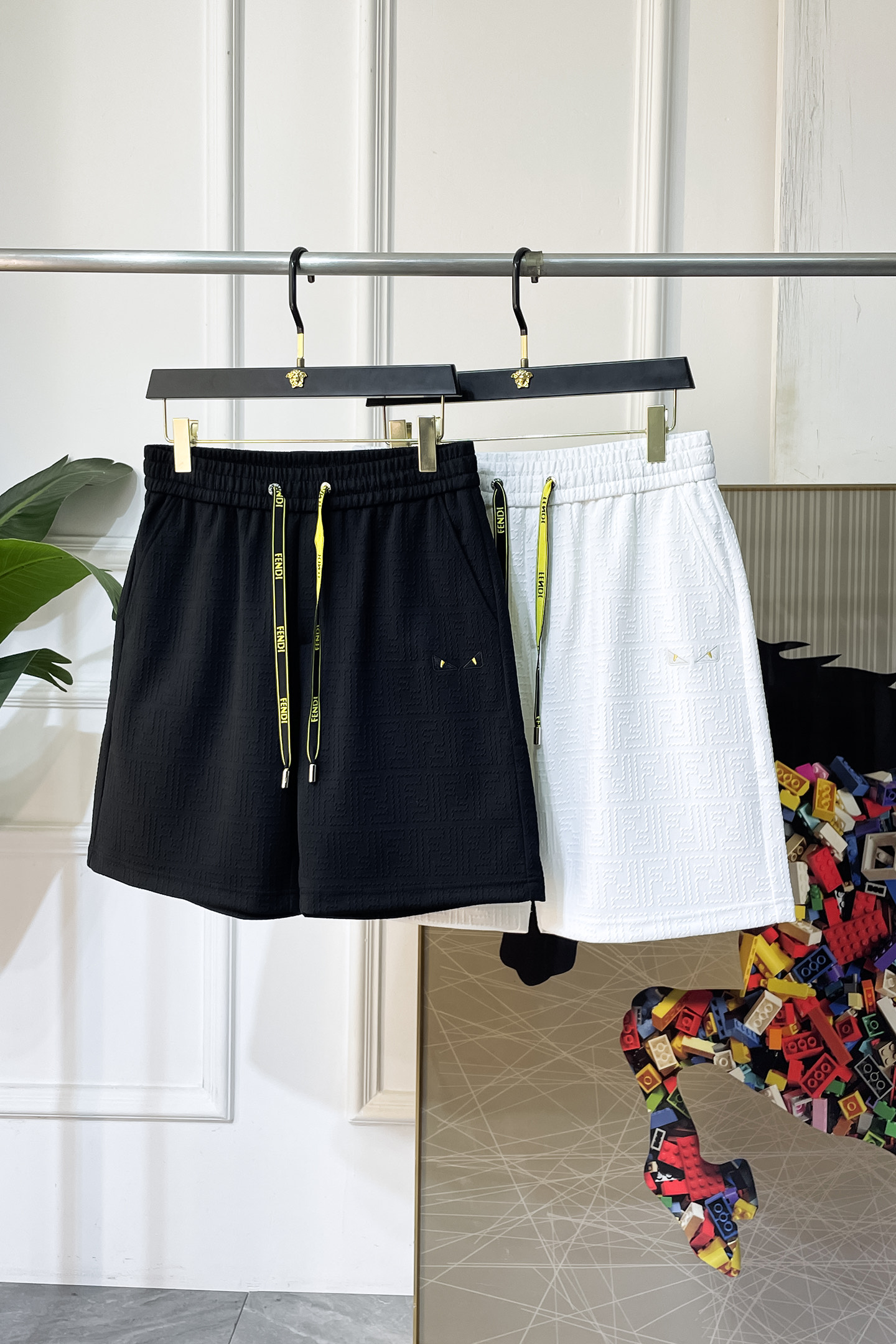 NO:840788,Fendi - 2026ss new spring and summer casual shorts. Brand classic series. Pure cotton fabric. Excellent comfort and strong touch. The original brand logo is highly recognizable. Customized imported fabric. Fresh color. Fine workmanship. Size M-3xL,,fendi,shorts,19860909芬迪-2026ss春夏新款休闲短裤 品牌经典系列 纯棉面料 舒适度极好,手触感强烈.原版品牌logo 辨识度极高 定制进口面料 色泽清新 做工精细 码数 M-3xL,,fendi,shorts,,Men's clothing
