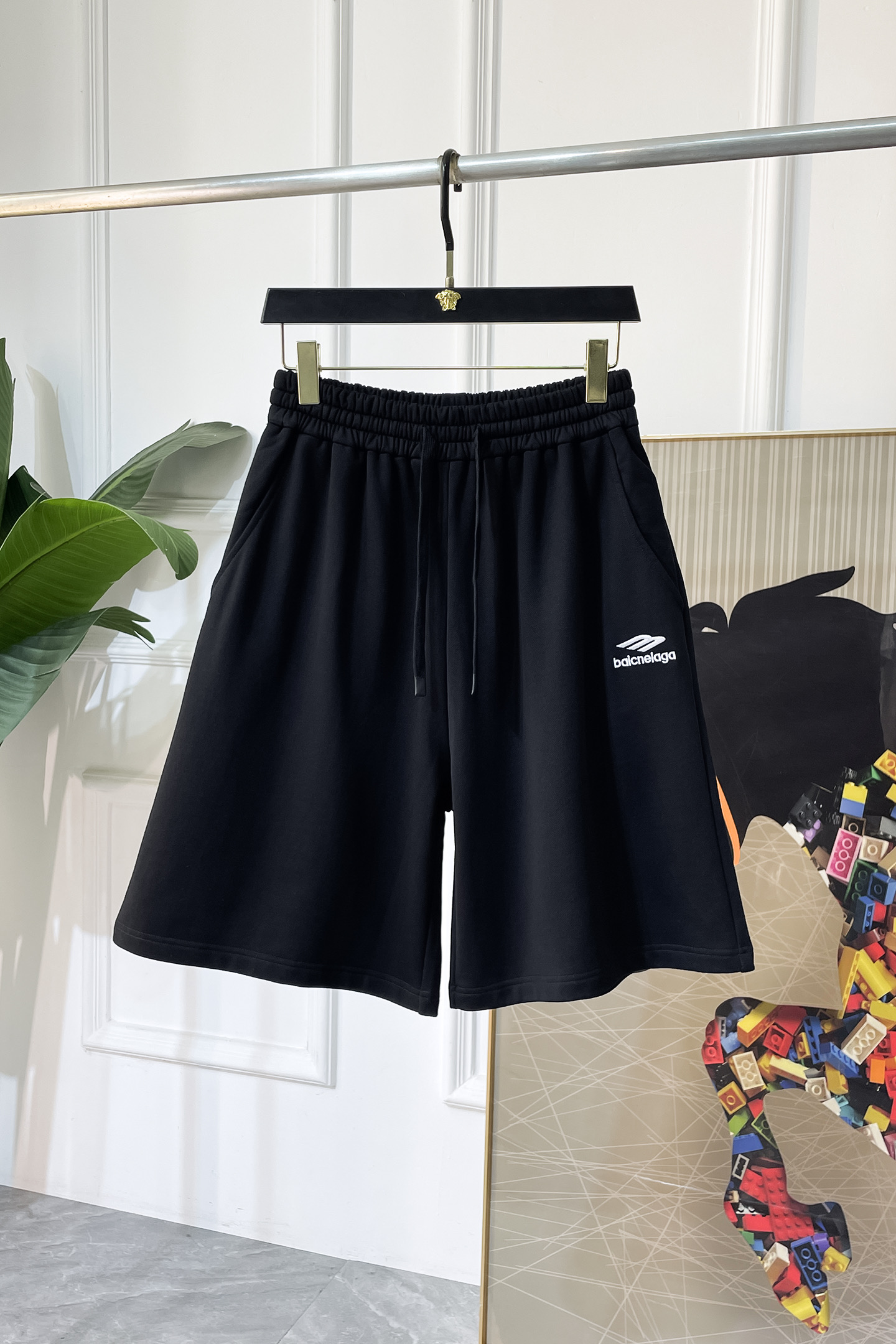 NO:840803,Balenciaga - 2026ss new casual shorts for spring and summer. Brand classic series. Pure cotton fabric. Excellent comfort and strong touch. The original brand logo is highly recognizable. Customized imported fabric. Fresh color. Fine workmanship. Size M-XXL,,balenciaga,shorts,19860909巴黎世家-2026ss春夏新款休闲短裤 品牌经典系列 纯棉面料 舒适度极好,手触感强烈.原版品牌logo 辨识度极高 定制进口面料 色泽清新 做工精细 码数 M-XXL,,balenciaga,shorts,,Men's clothing