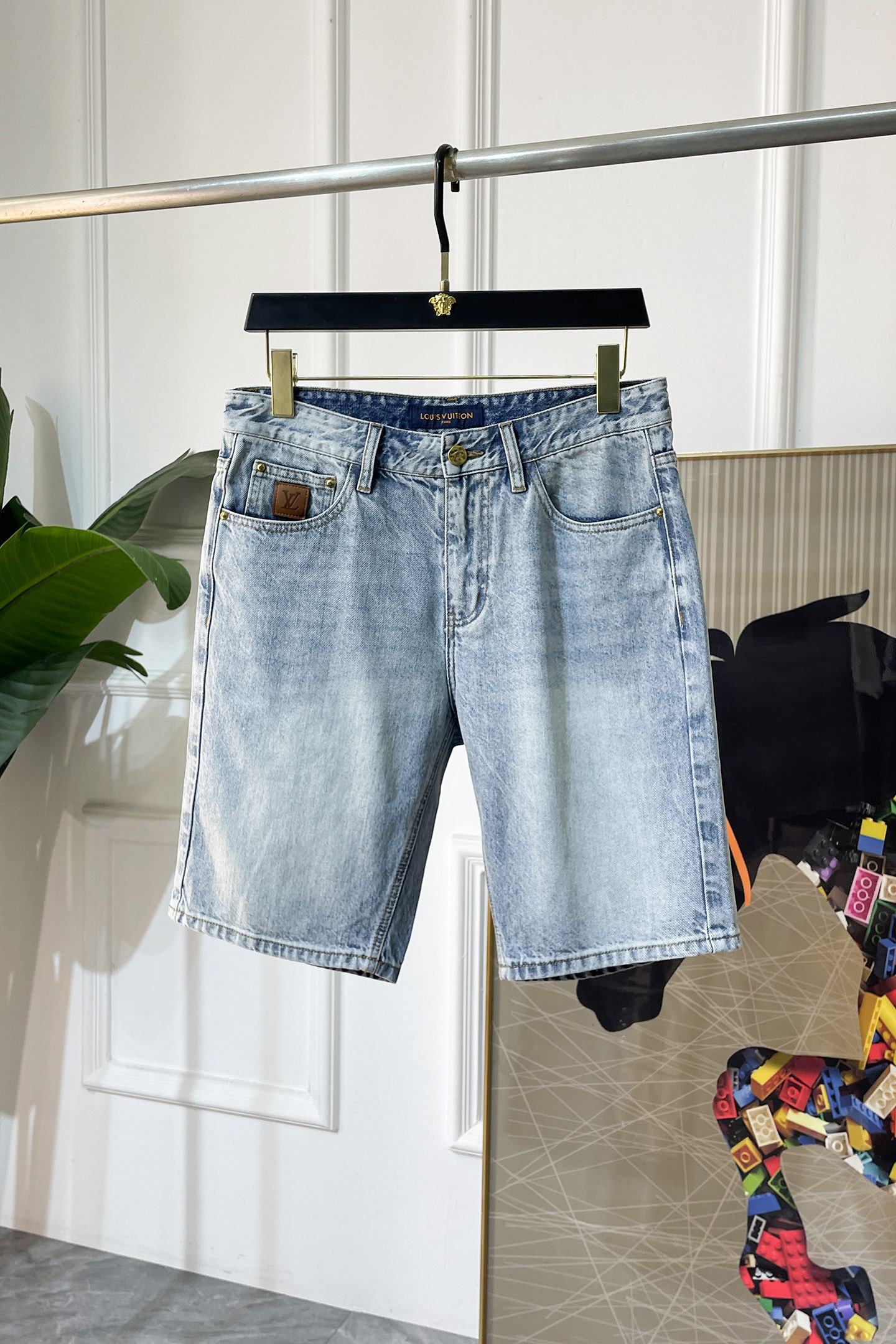 NO:847825,LV - 2026ss hot spring and summer denim shorts for the Year of the Horse. Original 1:1 production, the perfect choice for daily necessities, simple and elegant, fashionable and stylish, customized imported denim fabric, heavy washing process, complex workmanship and exquisite craftsmanship. Easily cater to the needs of the four seasons, soft and elastic to the touch, smooth and neat, original accessories and hardware, comfortable upper body, very easy to wear and durable, size 29-38,, louis vuitton, shorts,19860909LV - 2026ss马年春夏大爆款牛仔短裤.原单1:1制作,日常必备的完美之选,简单大气亦时尚有型,定制进口丹宁面料 ,重工洗水工艺,做工复杂工艺精湛.轻松迎合四季需要,手感柔软带弹力,流畅利落,原版辅料五金,上身舒适非常易搭耐看码数29-38,,louis vuitton,shorts,,Men's clothing