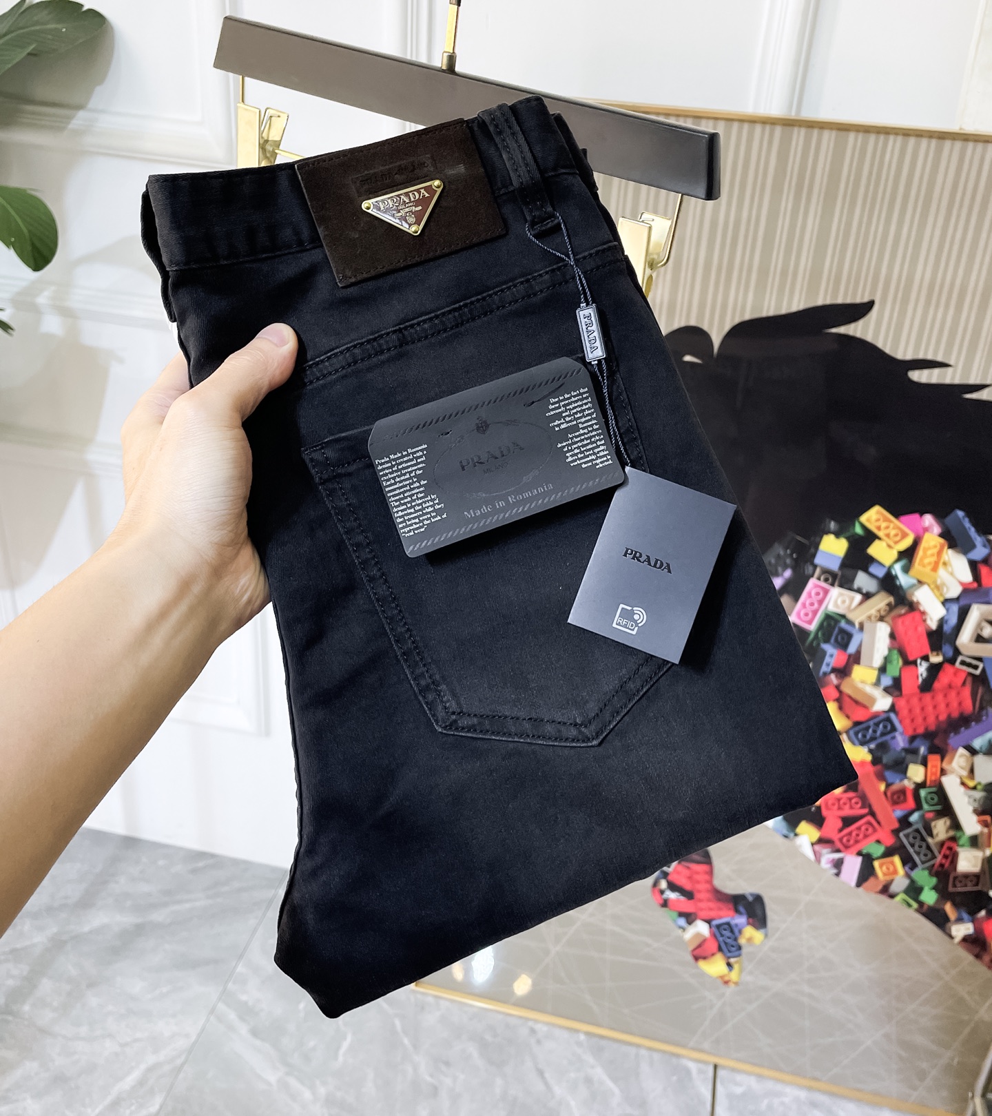 NO:847843,Prada - 2026ss hot spring and summer jeans for the Year of the Horse. Original 1:1 production, the perfect choice for daily necessities, simple and elegant, fashionable and stylish, customized imported denim fabric, heavy washing process, complex workmanship and exquisite craftsmanship. Easily cater to the needs of the four seasons, soft and elastic to the touch, smooth and neat, original accessories and hardware, comfortable upper body, very easy to wear and durable, size 29-40,, prada, jeans,19860909普拉达- 2026ss马年春夏大爆款牛仔裤.原单1:1制作,日常必备的完美之选,简单大气亦时尚有型,定制进口丹宁面料 ,重工洗水工艺,做工复杂工艺精湛.轻松迎合四季需要,手感柔软带弹力,流畅利落,原版辅料五金,上身舒适非常易搭耐看码数29-40,,prada,jeans,,Men's clothing