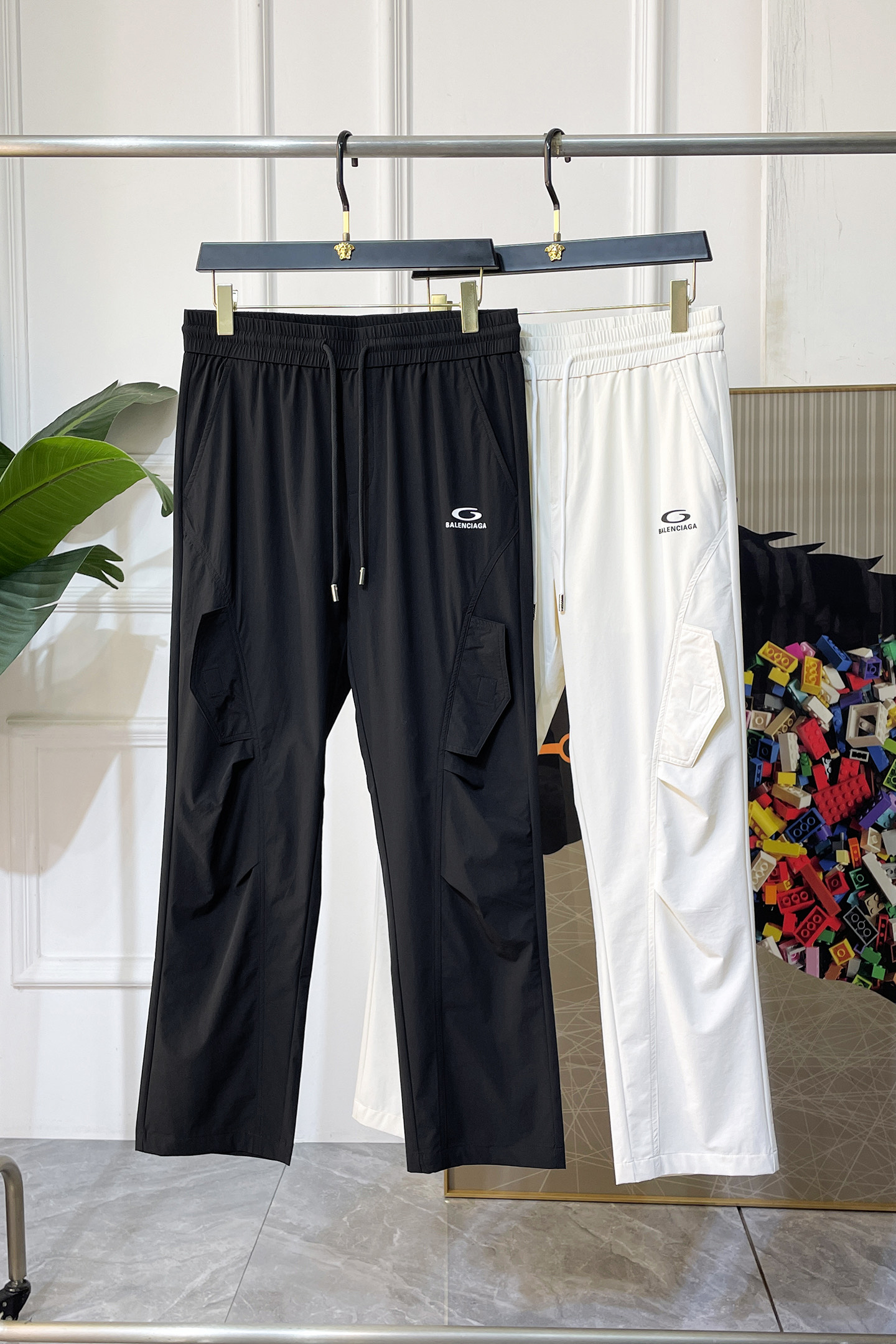 NO:847823,Balenciaga - 2026ss Spring and Summer Year of the Horse casual pants are a hot trend at the counters. This season's must-have versatile style, the upper body is extremely outstanding, super versatile style, 1:1 replica of the original version, complete with three labels!  The counter is designed with the latest fashion elements, imported custom-woven high-quality European cotton fabrics, with super good styles, a must-have for casual fashion!  Highly recommended size S-4XL,,balenciaga,19860909巴黎世家 - 2026ss马年春夏专柜同步大爆款休闲裤,本季必入百搭款式,上身极为出挑,超级百搭款 ,原版1:1复刻,三标齐全！专柜最新时尚元素设计,进口定织高品质欧棉面料,版型超好,休闲时尚必备！强烈推荐款 尺码 S-4XL,,balenciaga,,Men's clothing