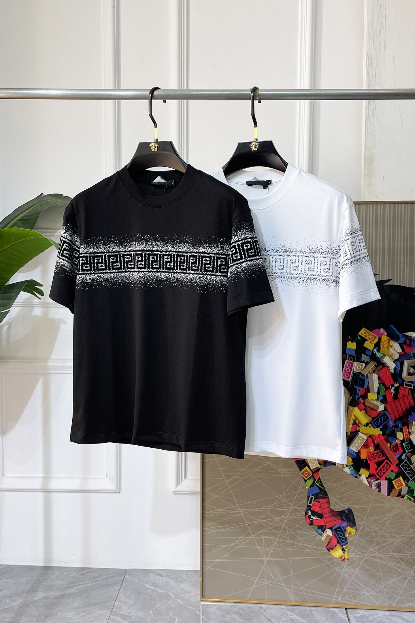 NO:840814,Versace - 2026 Year of the Horse spring and summer new men's wide-edition short-sleeved T-shirt, urban casual style, a highly designed item, top-grade foreign merchants provide customized cotton fabrics, extremely comfortable and breathable, positive skin-friendly, subverting the comfort experience brought by traditional fabrics, exquisite craftsmanship and accessories. The brand LOGO pattern on the chest is made with unique craftsmanship, with strong style. Original tailoring, meticulous detail processing better highlights its quality. Loose size M-3XL  The maximum weight you can wear!  ,,versace,T-shirt,tees,t-shirt,19860909范思哲 - 2026马年春夏新款男士阔版短袖T恤,都市休闲风格,极具设计感的一款单品,顶级外商客供定制棉面料,上手极微舒适透气,亲肤性积极,颠覆传统面料所带来的舒适体验,工艺辅料考究.胸前品牌LOGO图案以独特工艺制作而成,风格性极强.原版剪裁,一丝不苟细节处理更佳彰显其品质.宽松尺码M-3XL 最大可穿斤！,,versace,T-shirt,tees，t-shirt,,Men's clothing