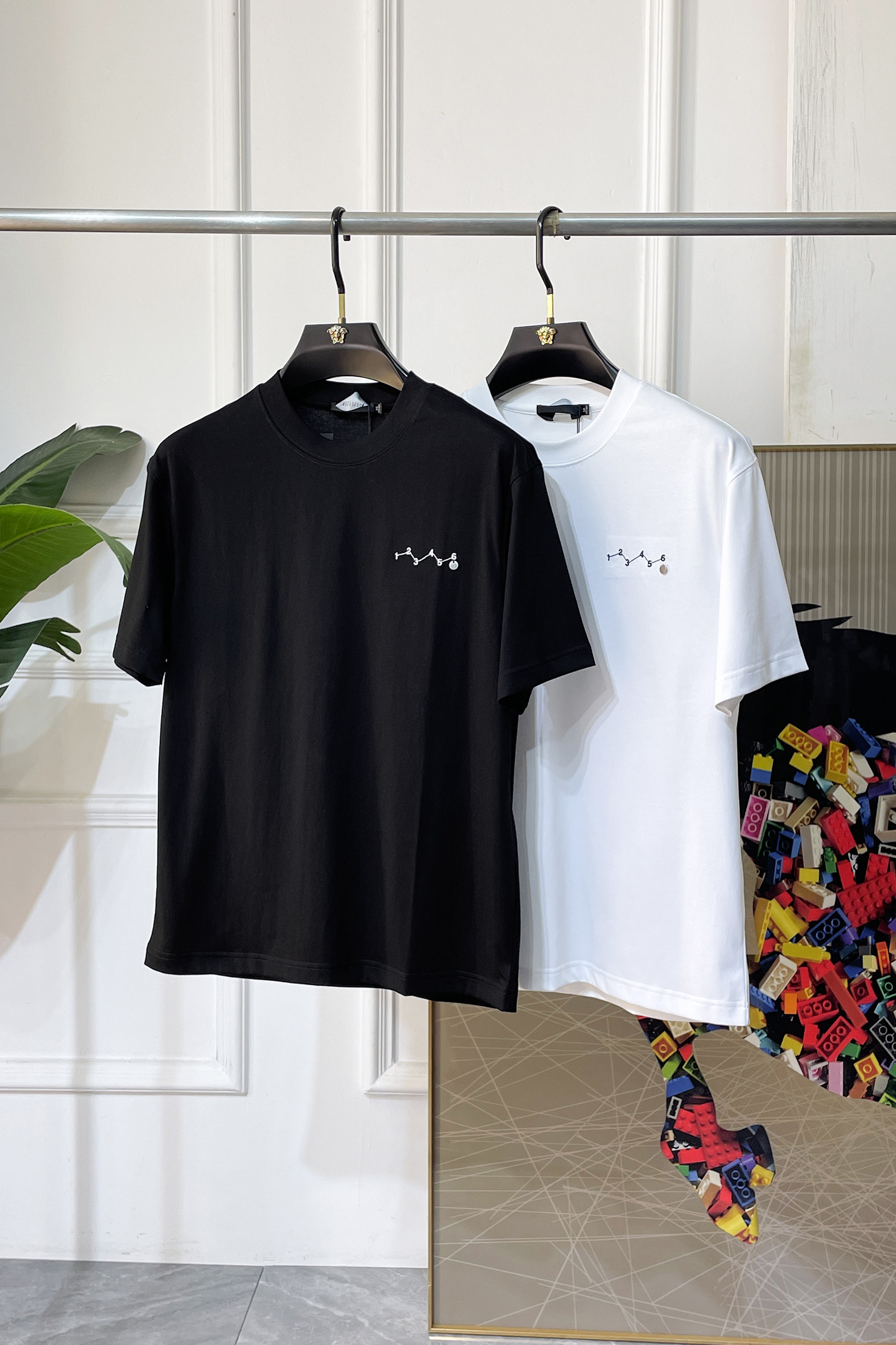 NO:840857,Margiela - 2026 Year of the Horse spring and summer new men's wide-edition short-sleeved T-shirt, urban casual style, a very design item, top-grade foreign merchants provide customized cotton fabrics, extremely comfortable and breathable, positive skin-friendly, subverting the comfort experience brought by traditional fabrics, exquisite craftsmanship and accessories. The brand LOGO pattern on the chest is made with unique craftsmanship, with strong style. Original tailoring, meticulous detail processing better highlights its quality. Loose size M-3XL  Can wear up to 210 pounds!  ,,masion margiela,T-shirt,tees,t-shirt,19860909马吉拉 - 2026马年春夏新款男士阔版短袖T恤,都市休闲风格,极具设计感的一款单品,顶级外商客供定制棉面料,上手极微舒适透气,亲肤性积极,颠覆传统面料所带来的舒适体验,工艺辅料考究.胸前品牌LOGO图案以独特工艺制作而成,风格性极强.原版剪裁,一丝不苟细节处理更佳彰显其品质.宽松尺码M-3XL 最大可穿210斤！,,masion margiela,T-shirt,tees，t-shirt,,Men's clothing