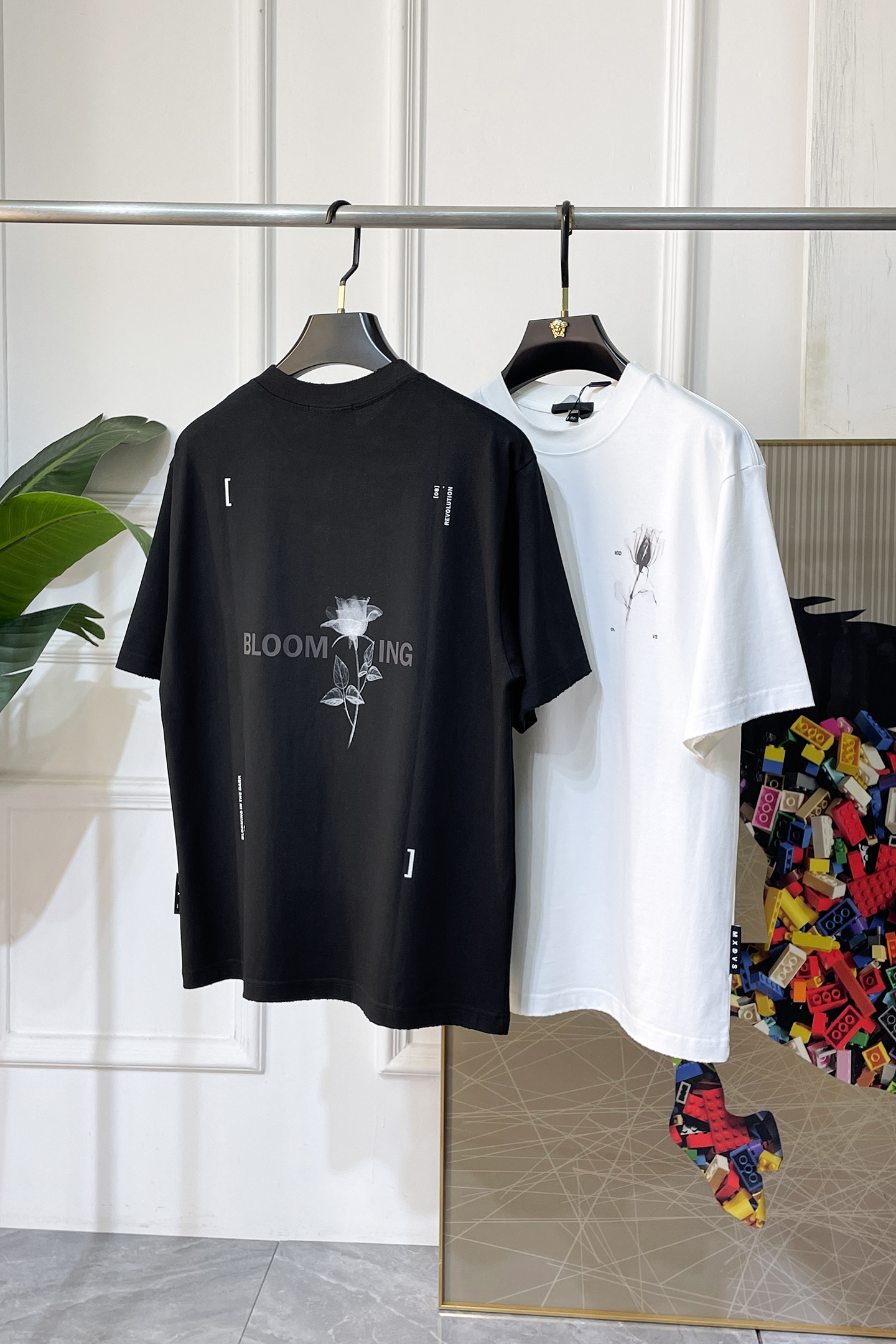 NO:846200,Dior - 2026 Year of the Horse Spring and Summer new men's wide-edition short-sleeved T-shirt, urban casual style, a very design item, top-grade foreign merchants provide customized cotton fabrics, extremely comfortable and breathable, positive skin-friendly, subverting the comfort experience brought by traditional fabrics, exquisite craftsmanship and accessories. The brand LOGO pattern on the chest is made with unique craftsmanship, with strong style. Original tailoring, meticulous detail processing better highlights its quality. Loose size M-3XL  Can wear up to 210 pounds!  ,,dior,T-shirt,tees,t-shirt,19860909迪奥 - 2026马年春夏新款男士阔版短袖T恤,都市休闲风格,极具设计感的一款单品,顶级外商客供定制棉面料,上手极微舒适透气,亲肤性积极,颠覆传统面料所带来的舒适体验,工艺辅料考究.胸前品牌LOGO图案以独特工艺制作而成,风格性极强.原版剪裁,一丝不苟细节处理更佳彰显其品质.宽松尺码M-3XL 最大可穿210斤！,,dior,T-shirt,tees，t-shirt,,Men's clothing