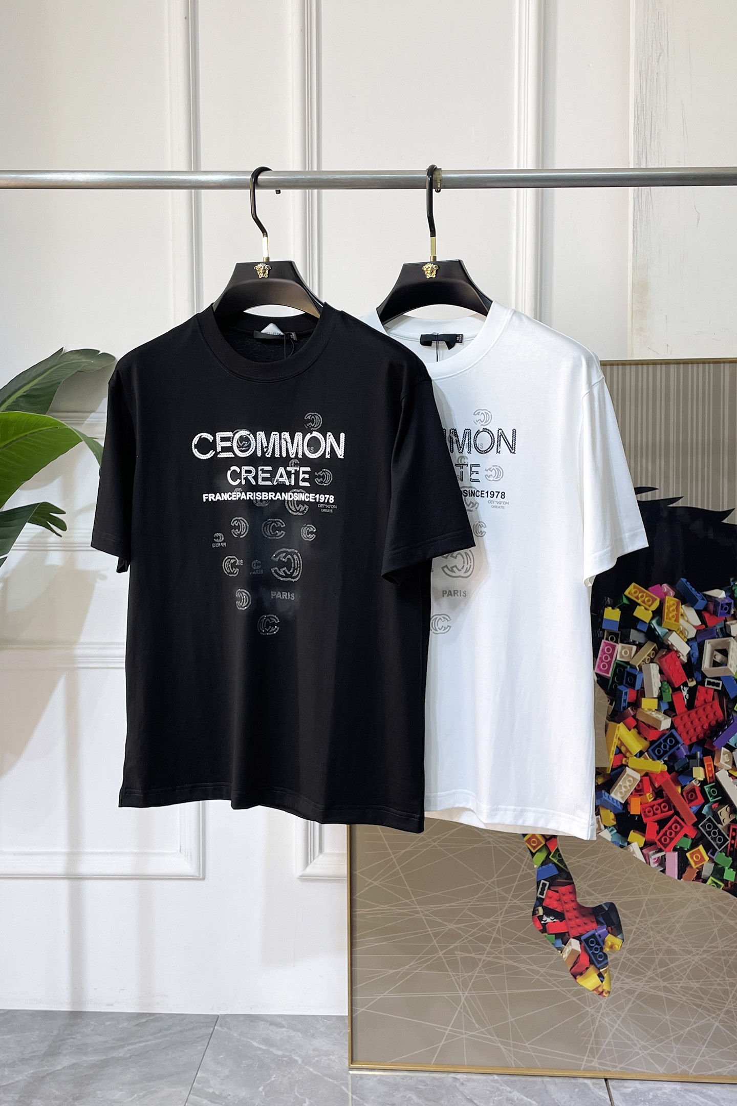 NO:846196,Gucci - 2026 Year of the Horse spring and summer new men's wide-edition short-sleeved T-shirt, urban casual style, a highly designed item, top-grade foreign merchants provide customized cotton fabrics, extremely comfortable and breathable, positive skin-friendly, subverting the comfort experience brought by traditional fabrics, exquisite craftsmanship and accessories. The brand LOGO pattern on the chest is made with unique craftsmanship, with strong style. Original tailoring, meticulous detail processing better highlights its quality. Loose size M-3XL  Can wear up to 210 pounds!  ,,T-shirt,tees,t-shirt,19860909古奇 - 2026马年春夏新款男士阔版短袖T恤,都市休闲风格,极具设计感的一款单品,顶级外商客供定制棉面料,上手极微舒适透气,亲肤性积极,颠覆传统面料所带来的舒适体验,工艺辅料考究.胸前品牌LOGO图案以独特工艺制作而成,风格性极强.原版剪裁,一丝不苟细节处理更佳彰显其品质.宽松尺码M-3XL 最大可穿210斤！,,T-shirt,tees，t-shirt,,Men's clothing