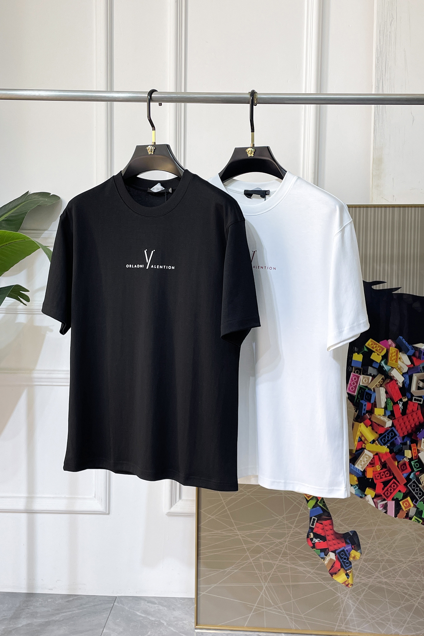 NO:840850,Valentino - 2026 Year of the Horse spring and summer new men's wide-edition short-sleeved T-shirt, urban casual style, a highly designed item, top-grade foreign merchants provide customized cotton fabrics, extremely comfortable and breathable, positive skin-friendly, subverting the comfort experience brought by traditional fabrics, exquisite craftsmanship and accessories. The brand LOGO pattern on the chest is made with unique craftsmanship, with strong style. Original tailoring, meticulous detail processing better highlights its quality. Loose size M-3XL  The maximum weight you can wear!  ,,valentino,T-shirt,tees,t-shirt,19860909华伦天奴 - 2026马年春夏新款男士阔版短袖T恤,都市休闲风格,极具设计感的一款单品,顶级外商客供定制棉面料,上手极微舒适透气,亲肤性积极,颠覆传统面料所带来的舒适体验,工艺辅料考究.胸前品牌LOGO图案以独特工艺制作而成,风格性极强.原版剪裁,一丝不苟细节处理更佳彰显其品质.宽松尺码M-3XL 最大可穿斤！,,valentino,T-shirt,tees，t-shirt,,Men's clothing