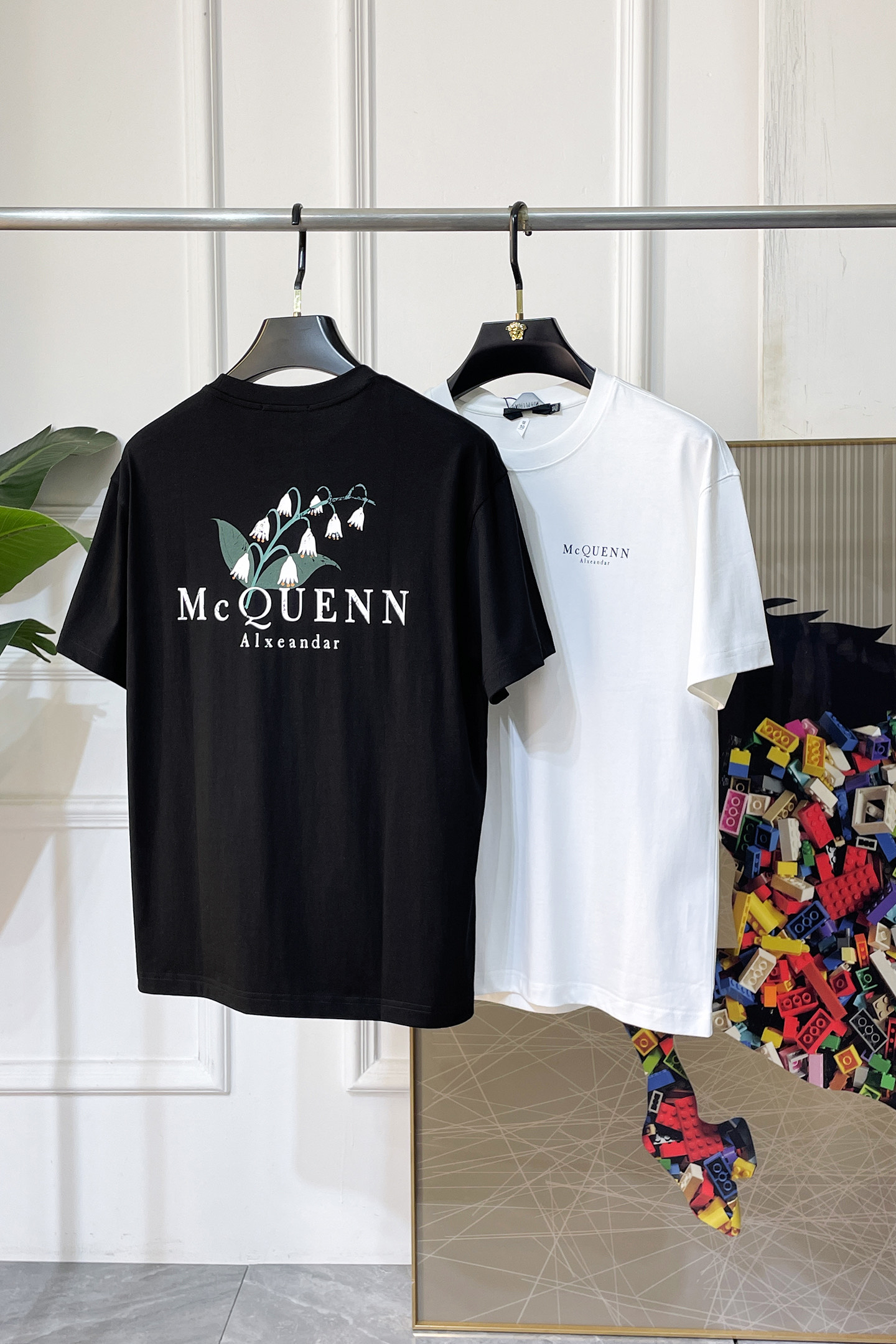 NO:840810,McQueen - 2026 Year of the Horse Spring and Summer new men's wide-edition short-sleeved T-shirt, urban casual style, a highly designed item, top-grade foreign merchants provide customized cotton fabrics, extremely comfortable and breathable, positive skin-friendly, subverting the comfort experience brought by traditional fabrics, exquisite craftsmanship and accessories. The brand LOGO pattern on the chest is made with unique craftsmanship, with strong style. Original tailoring, meticulous detail processing better highlights its quality. Loose size M-3XL  The maximum weight you can wear!  ,,alexander mcqueen,T-shirt,tees,t-shirt,19860909麦昆 - 2026马年春夏新款男士阔版短袖T恤,都市休闲风格,极具设计感的一款单品,顶级外商客供定制棉面料,上手极微舒适透气,亲肤性积极,颠覆传统面料所带来的舒适体验,工艺辅料考究.胸前品牌LOGO图案以独特工艺制作而成,风格性极强.原版剪裁,一丝不苟细节处理更佳彰显其品质.宽松尺码M-3XL 最大可穿斤！,,alexander mcqueen,T-shirt,tees，t-shirt,,Men's clothing