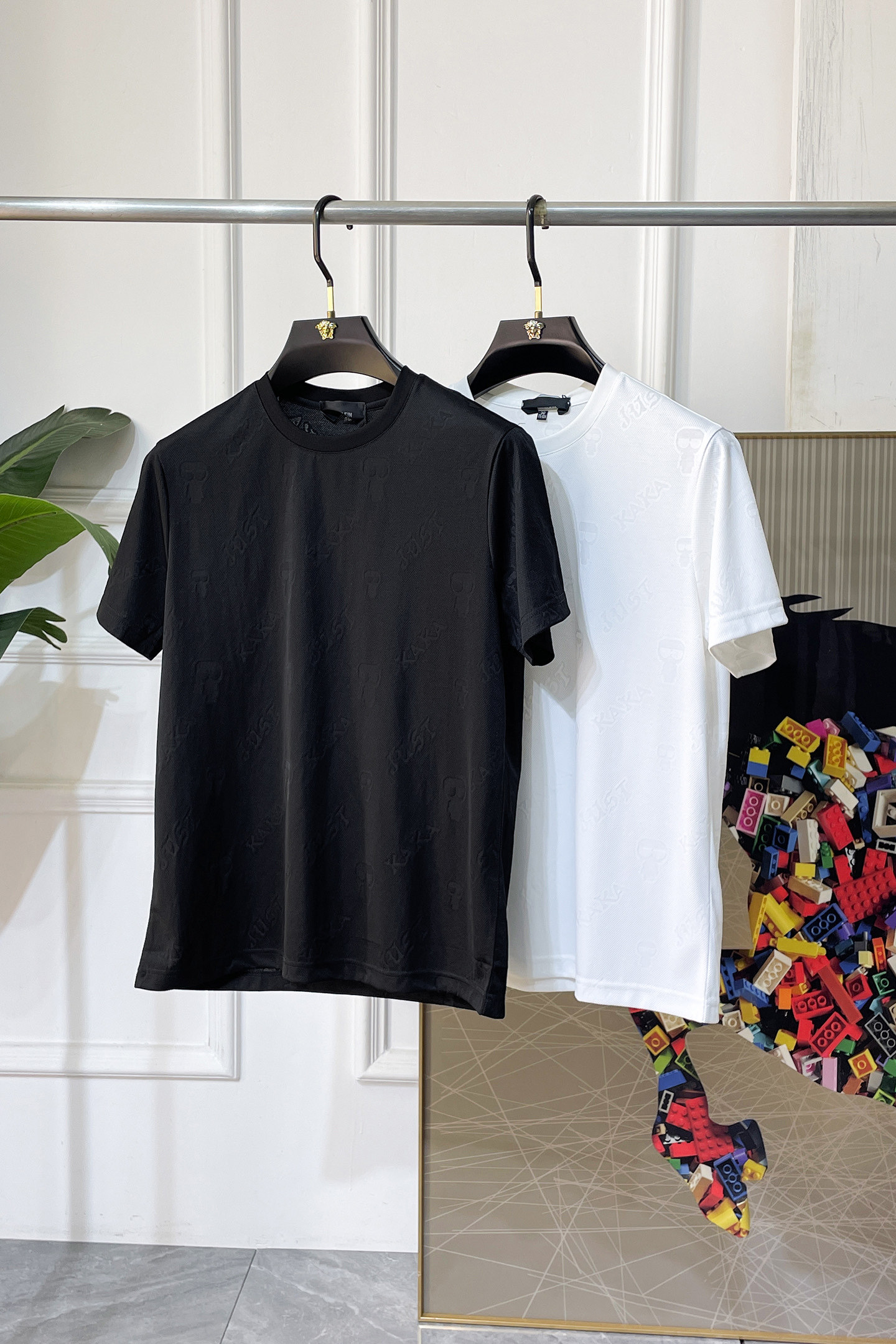 NO:840845,Fendi - 2026ss Spring and Summer high-quality short-sleeved T-shirt for the Year of the Horse. Official website synchronized. High-end quality. Customized top-grade mercerized cotton fabric, 1:1 production by top manufacturers, fashionable brand heavy craftsmanship logo design, soft and delicate feel. Skin-friendly and comfortable to wear. Versatile and casual. The upper body is very good. Handsome. A must-have for trendy men. Sizes M-3XL. Can wear up to 200 pounds!  ,,fendi,T-shirt,tees,t-shirt,19860909芬迪- 2026ss马年贺岁款春夏精品短袖T恤 官网同步 高端品质 定制顶级丝光棉面料,顶级大厂1:1制作,时尚大牌重工艺logo设计,手感柔软细腻 穿着亲肤舒适 百搭休闲 上身非常赞 帅气 潮男必备品 尺码M-3XL 最大可穿200斤！,,fendi,T-shirt,tees，t-shirt,,Men's clothing