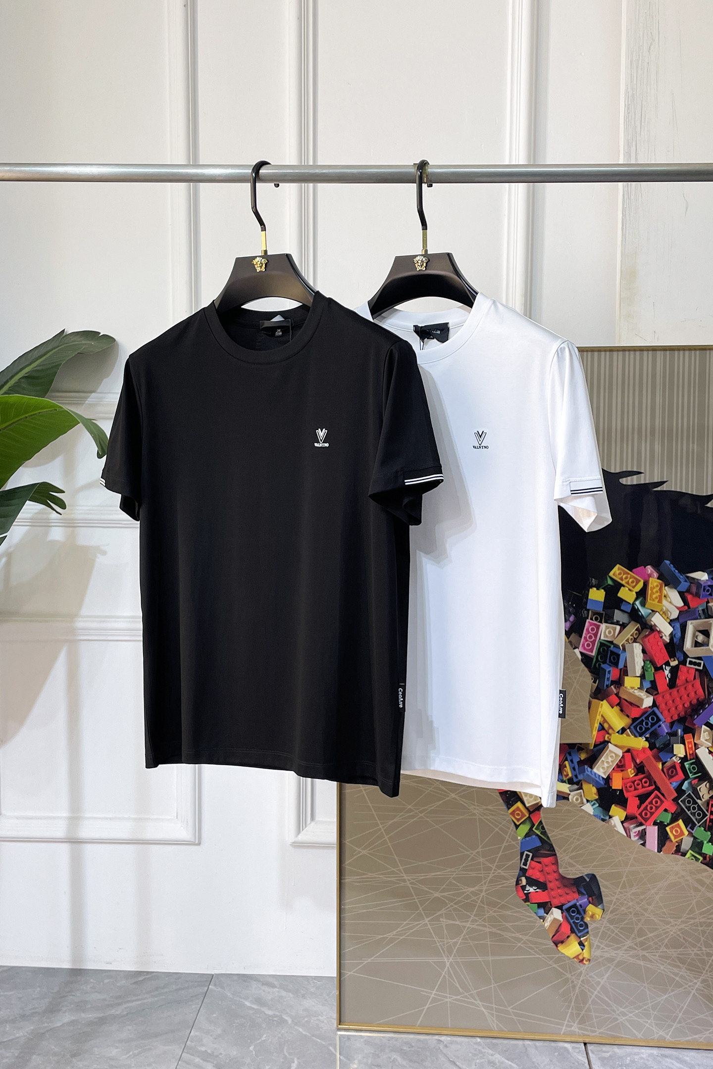 NO:846188,Valentino - 2026ss Year of the Horse Spring and Summer premium short-sleeved T-shirt. Official website synchronization. High-end quality. Customized top-grade mercerized cotton fabric, 1:1 production by top manufacturers, fashionable brand heavy craftsmanship logo design, soft and delicate feel. Skin-friendly and comfortable to wear. Versatile and casual. The upper body is very good. Handsome. A must-have for trendy men. Size M-3XL. Can wear up to 200 pounds!  ,,valentino,T-shirt,tees,t-shirt,19860909华伦天奴 - 2026ss马年贺岁款春夏精品短袖T恤 官网同步 高端品质 定制顶级丝光棉面料,顶级大厂1:1制作,时尚大牌重工艺logo设计,手感柔软细腻 穿着亲肤舒适 百搭休闲 上身非常赞 帅气 潮男必备品 尺码M-3XL 最大可穿200斤！,,valentino,T-shirt,tees，t-shirt,,Men's clothing
