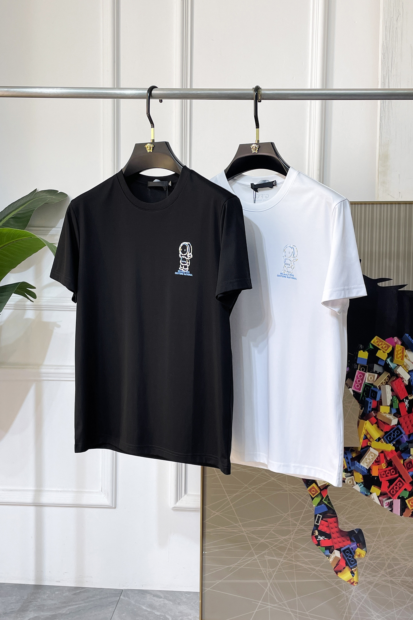 NO:846192,Givenchy - 2026ss Spring and Summer high-quality short-sleeved T-shirt for the Year of the Horse. Official website synchronization. High-end quality. Customized top-grade mercerized cotton fabric, 1:1 production by top manufacturers, fashionable brand heavy craftsmanship logo design, soft and delicate feel. Skin-friendly and comfortable to wear. Versatile and casual. The upper body is very good. Handsome. A must-have for trendy men. Size M-3XL. Can wear up to 200 pounds!  ,,givenchy,T-shirt,tees,t-shirt,19860909纪梵希 - 2026ss马年贺岁款春夏精品短袖T恤 官网同步 高端品质 定制顶级丝光棉面料,顶级大厂1:1制作,时尚大牌重工艺logo设计,手感柔软细腻 穿着亲肤舒适 百搭休闲 上身非常赞 帅气 潮男必备品 尺码M-3XL 最大可穿200斤！,,givenchy,T-shirt,tees，t-shirt,,Men's clothing