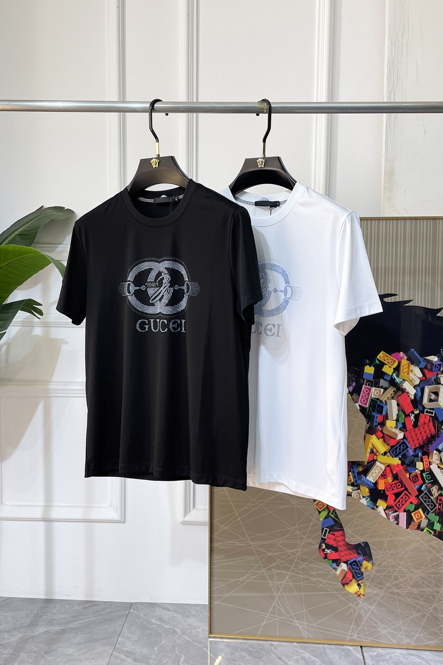 NO:840826,Gucci - 2026ss Spring and Summer high-quality short-sleeved T-shirt for the Year of the Horse. Official website synchronization. High-end quality. Customized top-grade mercerized cotton fabric, 1:1 production by top manufacturers, fashionable brand heavy craftsmanship logo design, soft and delicate feel. Skin-friendly and comfortable to wear. Versatile and casual. The upper body is very good. Handsome. A must-have for trendy men. Sizes M-3XL. Can wear up to 200 pounds!  ,,T-shirt,tees,t-shirt,19860909古奇- 2026ss马年贺岁款春夏精品短袖T恤 官网同步 高端品质 定制顶级丝光棉面料,顶级大厂1:1制作,时尚大牌重工艺logo设计,手感柔软细腻 穿着亲肤舒适 百搭休闲 上身非常赞 帅气 潮男必备品 尺码M-3XL 最大可穿200斤！,,T-shirt,tees，t-shirt,,Men's clothing