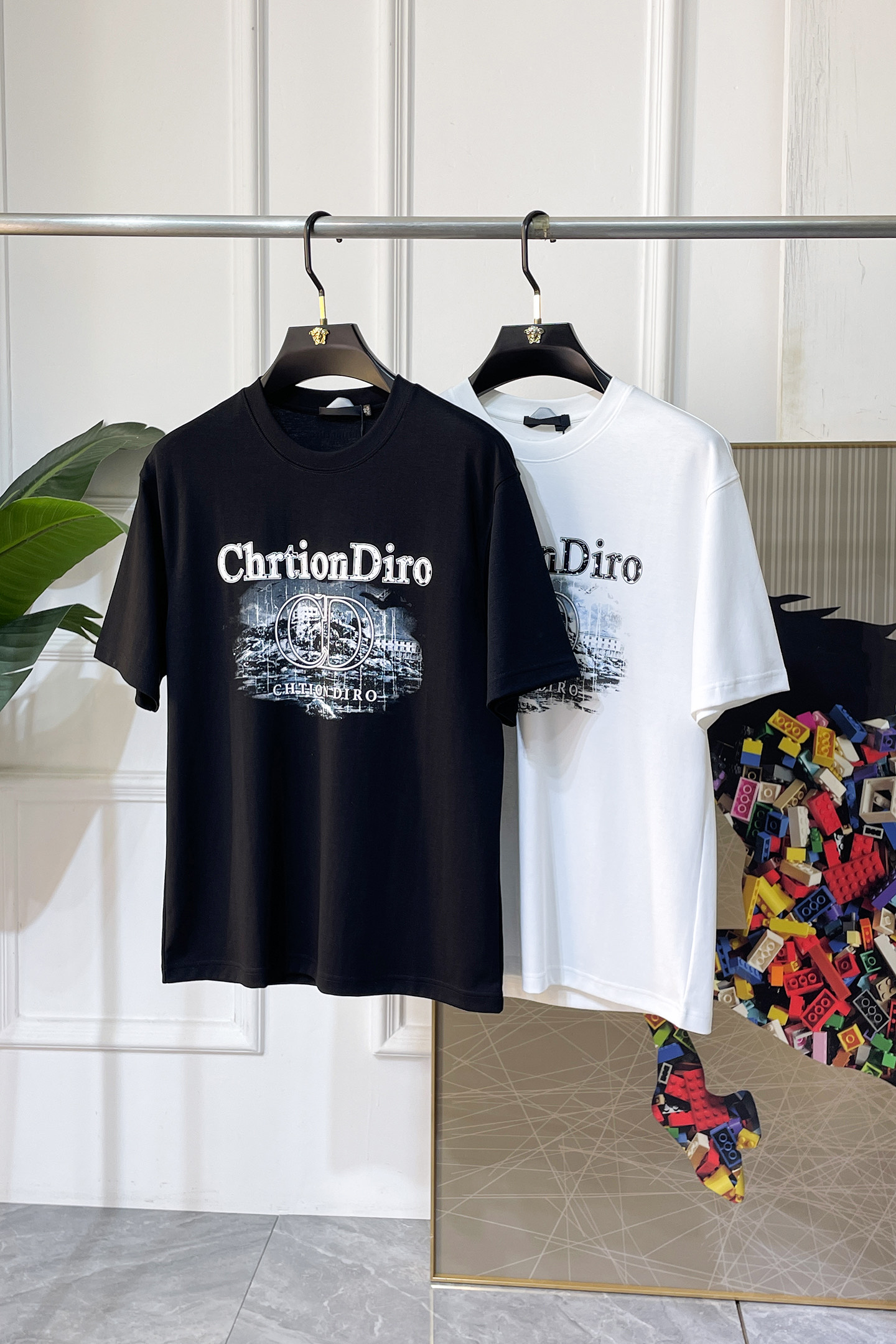 NO:840833,Dior - 2026ss Spring and Summer high-quality short-sleeved T-shirt for the Year of the Horse. Official website synchronization. High-end quality. Customized top-grade mercerized cotton fabric, 1:1 production by top manufacturers, fashionable brand heavy craftsmanship logo design, soft and delicate feel. Skin-friendly and comfortable to wear. Versatile and casual. The upper body is very good. Handsome. A must-have for trendy men. Sizes M-3XL. Can wear up to 200 pounds!  ,,dior,T-shirt,tees,t-shirt,19860909迪奥- 2026ss马年贺岁款春夏精品短袖T恤 官网同步 高端品质 定制顶级丝光棉面料,顶级大厂1:1制作,时尚大牌重工艺logo设计,手感柔软细腻 穿着亲肤舒适 百搭休闲 上身非常赞 帅气 潮男必备品 尺码M-3XL 最大可穿200斤！,,dior,T-shirt,tees，t-shirt,,Men's clothing