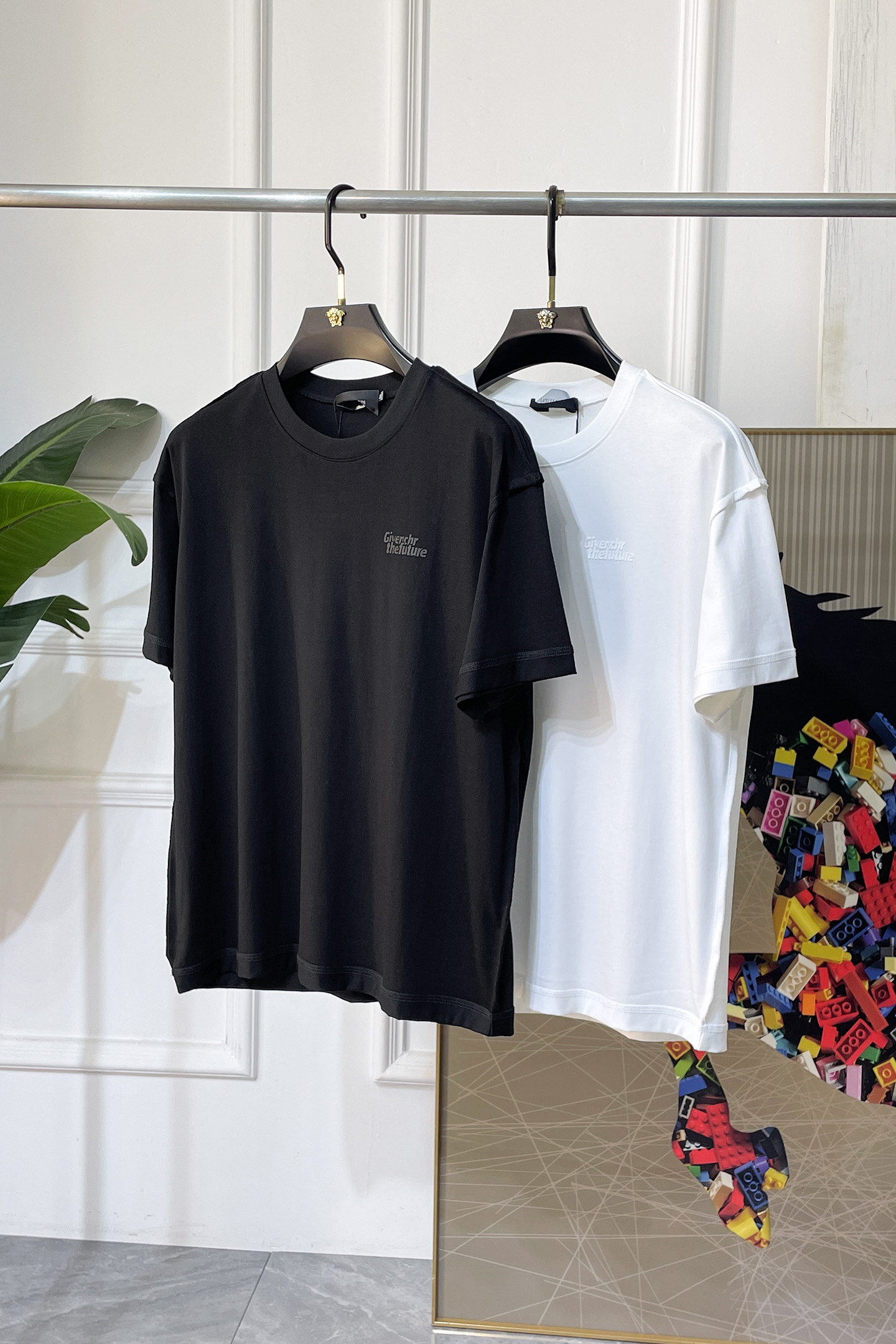 NO:846184,Givenchy - 2026 Spring and Summer New Year of the Horse men's wide-edition short-sleeved T-shirt, urban casual style, a very design item, top-grade foreign merchants provide customized cotton fabrics, extremely comfortable and breathable, positive skin-friendly, subverting the comfort experience brought by traditional fabrics, exquisite craftsmanship and accessories. The brand LOGO pattern on the chest is made with unique craftsmanship, with strong style. Original tailoring, meticulous detail processing better highlights its quality. Loose size M-3XL  The maximum weight you can wear!  ,,givenchy,T-shirt,tees,t-shirt,19860909纪梵希 - 2026马年春夏新款男士阔版短袖T恤,都市休闲风格,极具设计感的一款单品,顶级外商客供定制棉面料,上手极微舒适透气,亲肤性积极,颠覆传统面料所带来的舒适体验,工艺辅料考究.胸前品牌LOGO图案以独特工艺制作而成,风格性极强.原版剪裁,一丝不苟细节处理更佳彰显其品质.宽松尺码M-3XL 最大可穿斤！,,givenchy,T-shirt,tees，t-shirt,,Men's clothing