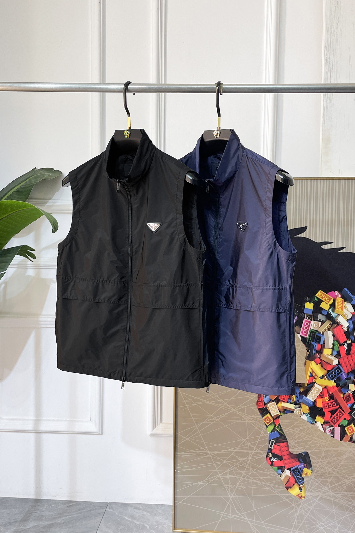 NO:849267,Prada - 2026ss Year of the Horse Spring Vest Jacket, customized with high-quality polyester fiber fabric!  Logo design with top fashion big-name elements, complete with three standards!  Original hardware accessories, smooth lines, exquisite craftsmanship, awesome upper body shape, comfortable fabrics, windproof and warm, it is very fashionable, handsome and a must-have for casual and fashionable men with any combination!  Sizes M-3XL can fit up to 190 pounds!  ,,prada,jackets & coats,19860909普拉达 - 2026ss马年贺岁款春装马甲外套,定制高品质聚酯纤维面料！顶级时尚大牌元素logo设计,三标齐全！原版五金辅料,线条流畅,工艺精致,上身版型超赞,面料舒适,挡风保暖,随意搭配都非常时尚帅气休闲时尚男仕必备款哦！尺码M-3XL 最大穿190斤！,,prada,jackets & coats,,Men's clothing